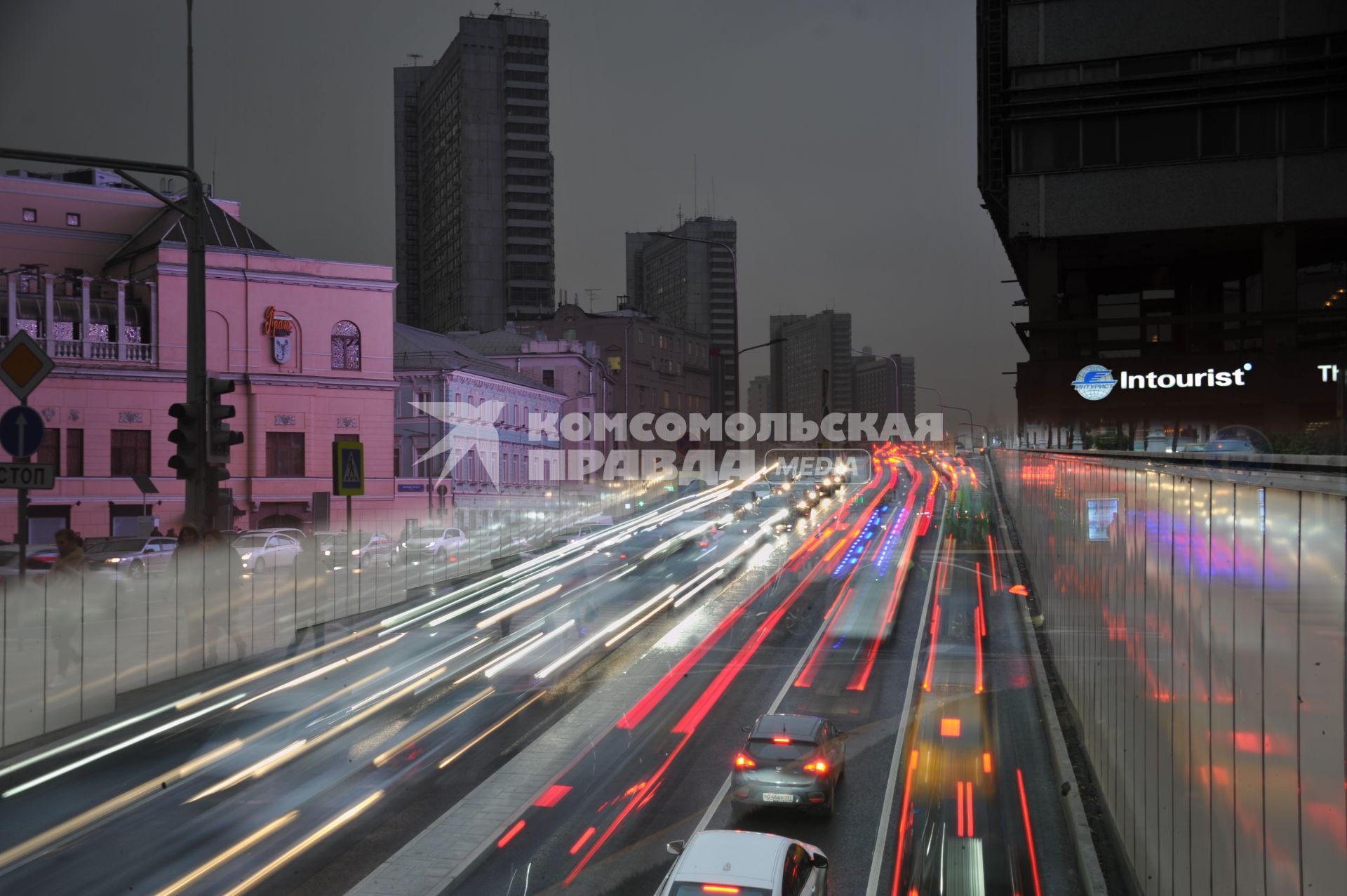 Москва. Автомобильное движение  на Новом Арбате.