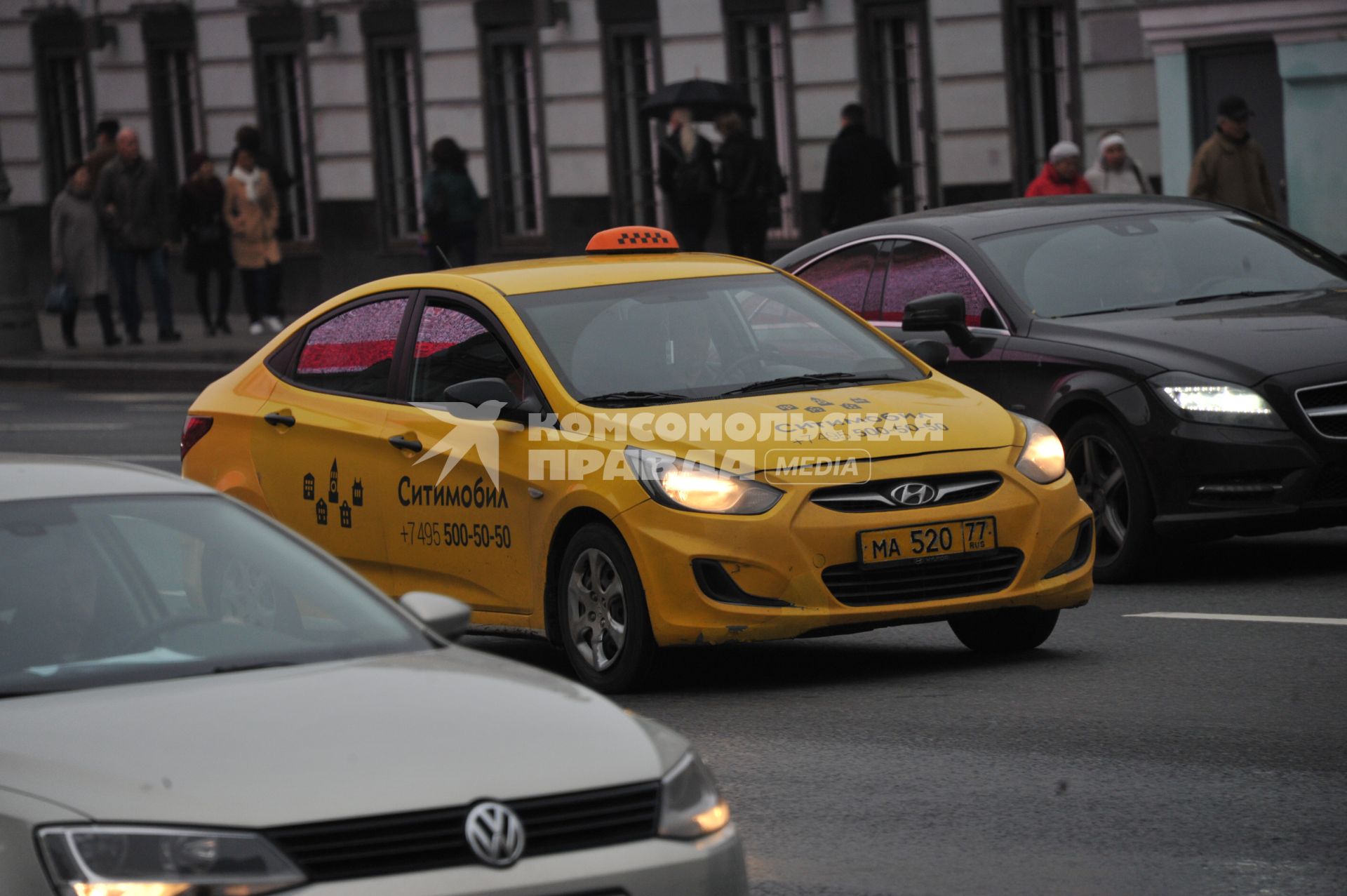 Москва. Такси  на улице Воздвиженка.