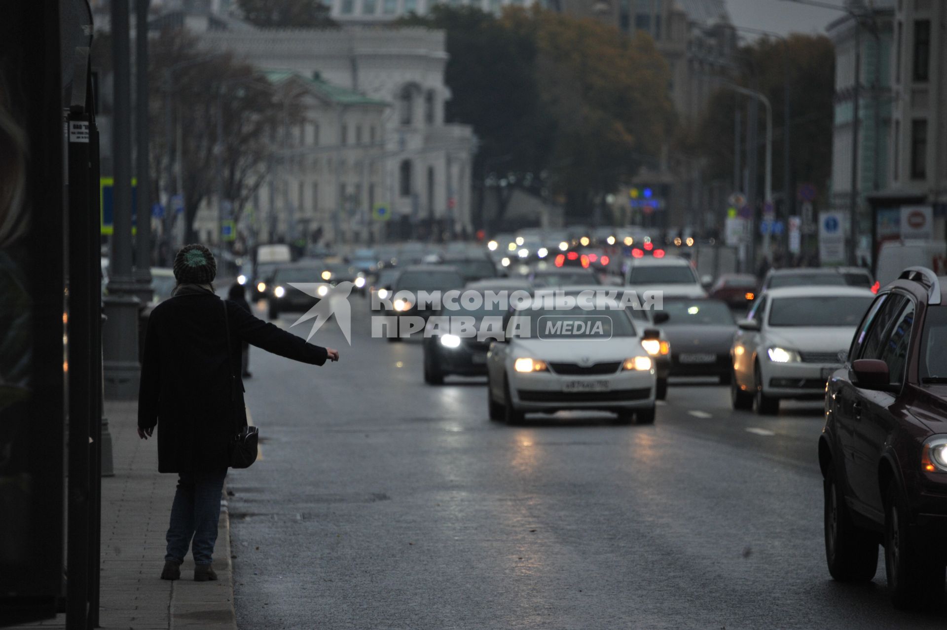 Москва. Женщина ловит автомобиль на улице Воздвиженка.