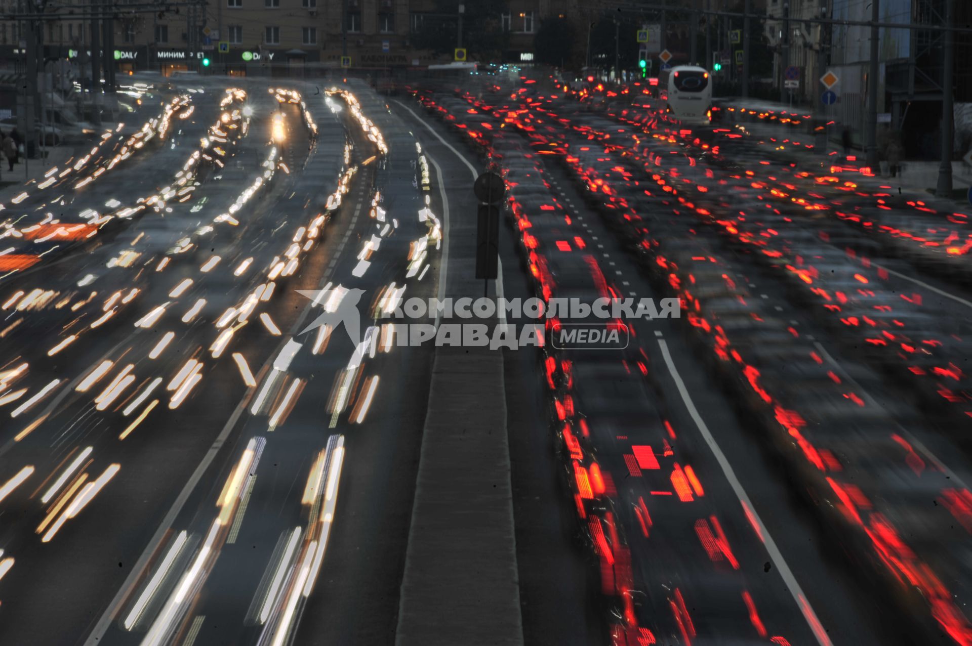 Москва. Автомобильное движение  на Новом Арбате.