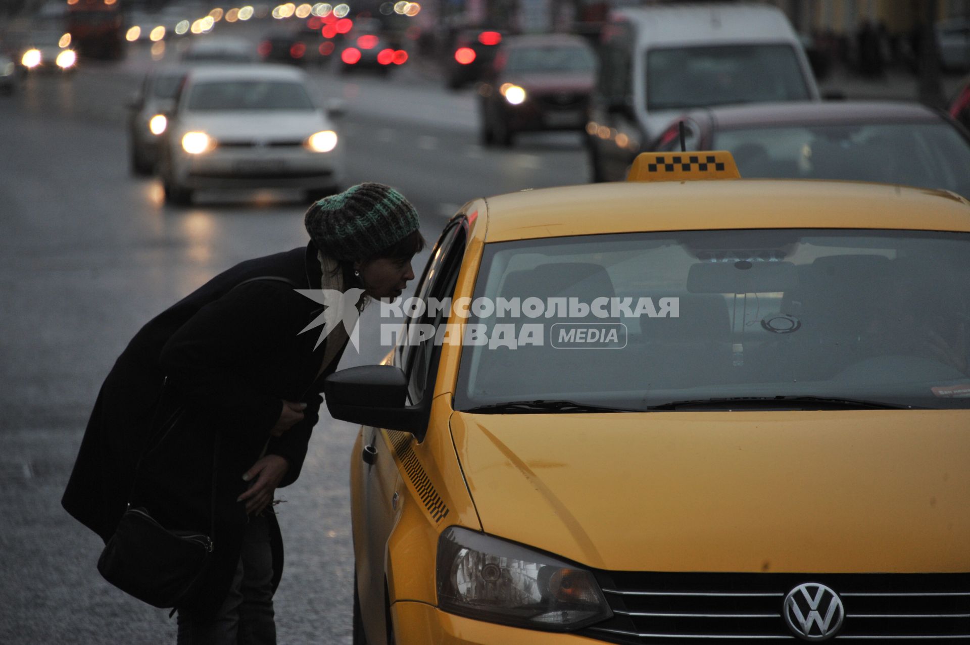 Москва. Женщина разговаривает с таксистом на улице Воздвиженка.