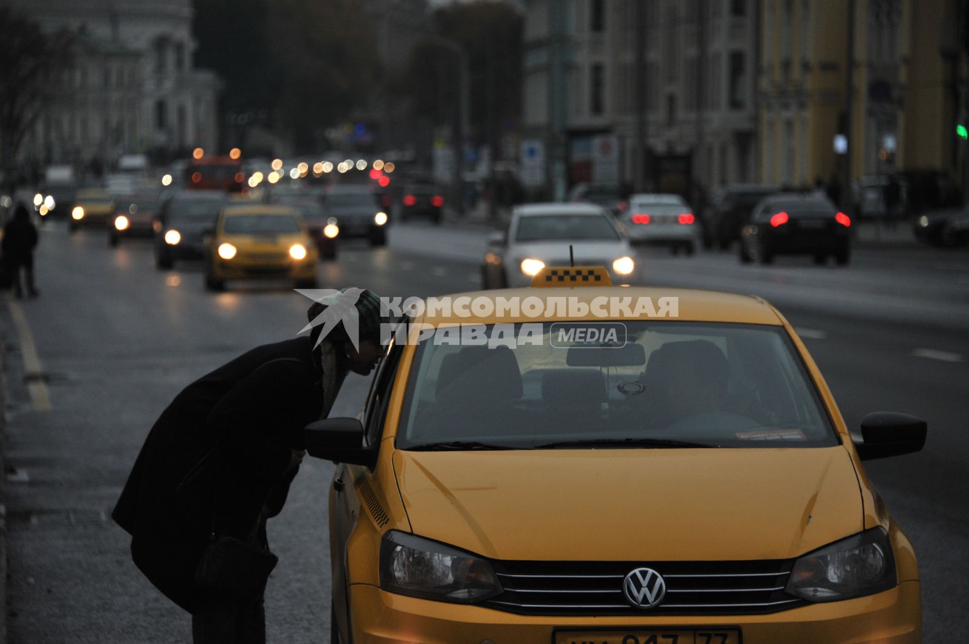 Москва. Женщина разговаривает с таксистом на улице Воздвиженка.