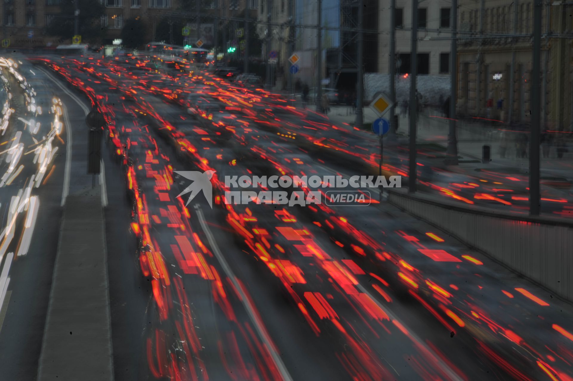 Москва. Автомобильное движение  на Новом Арбате.