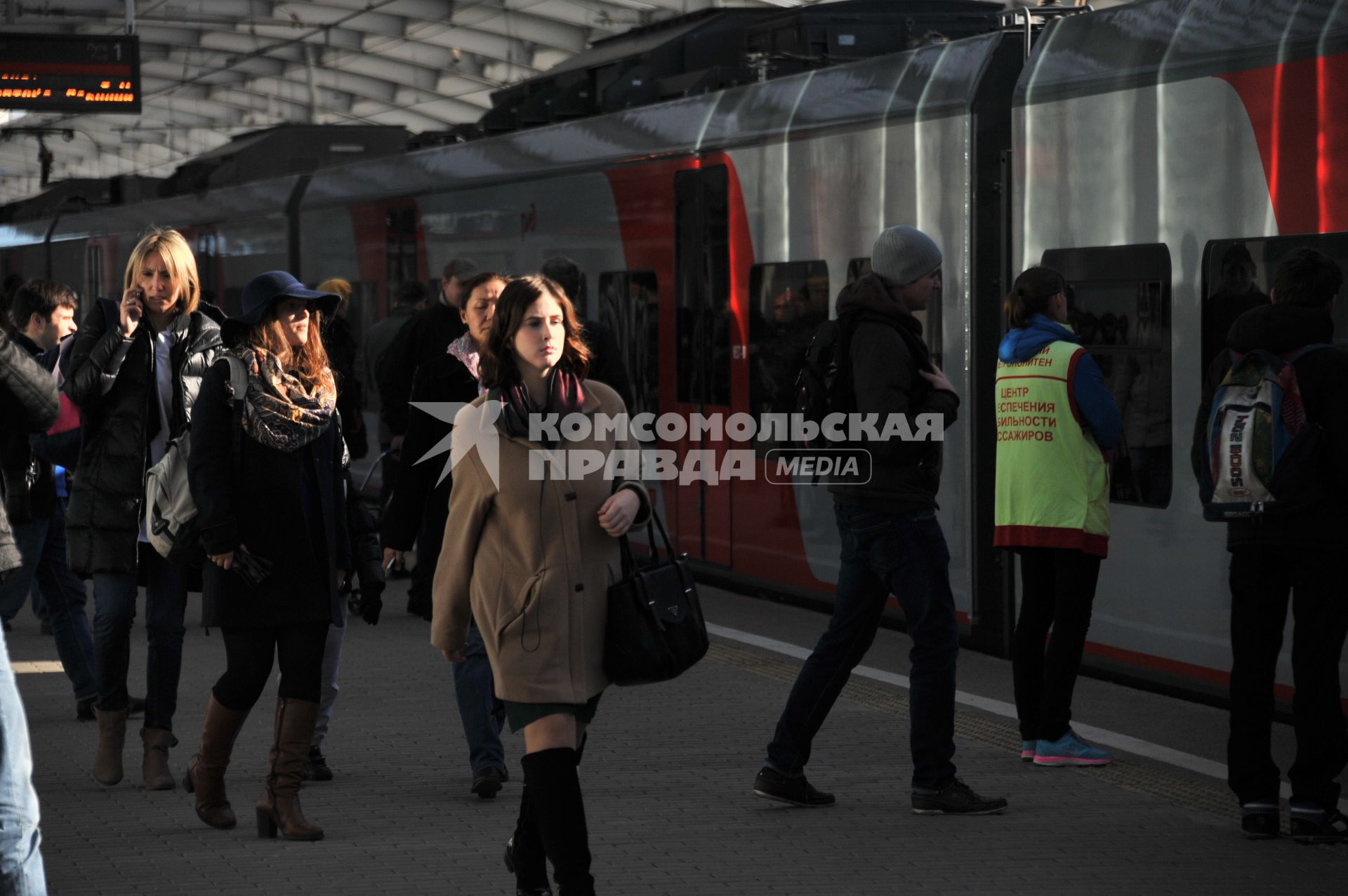 Москва. Пассажиры  на платформе одной из станций Московского центрального кольца (МЦК).