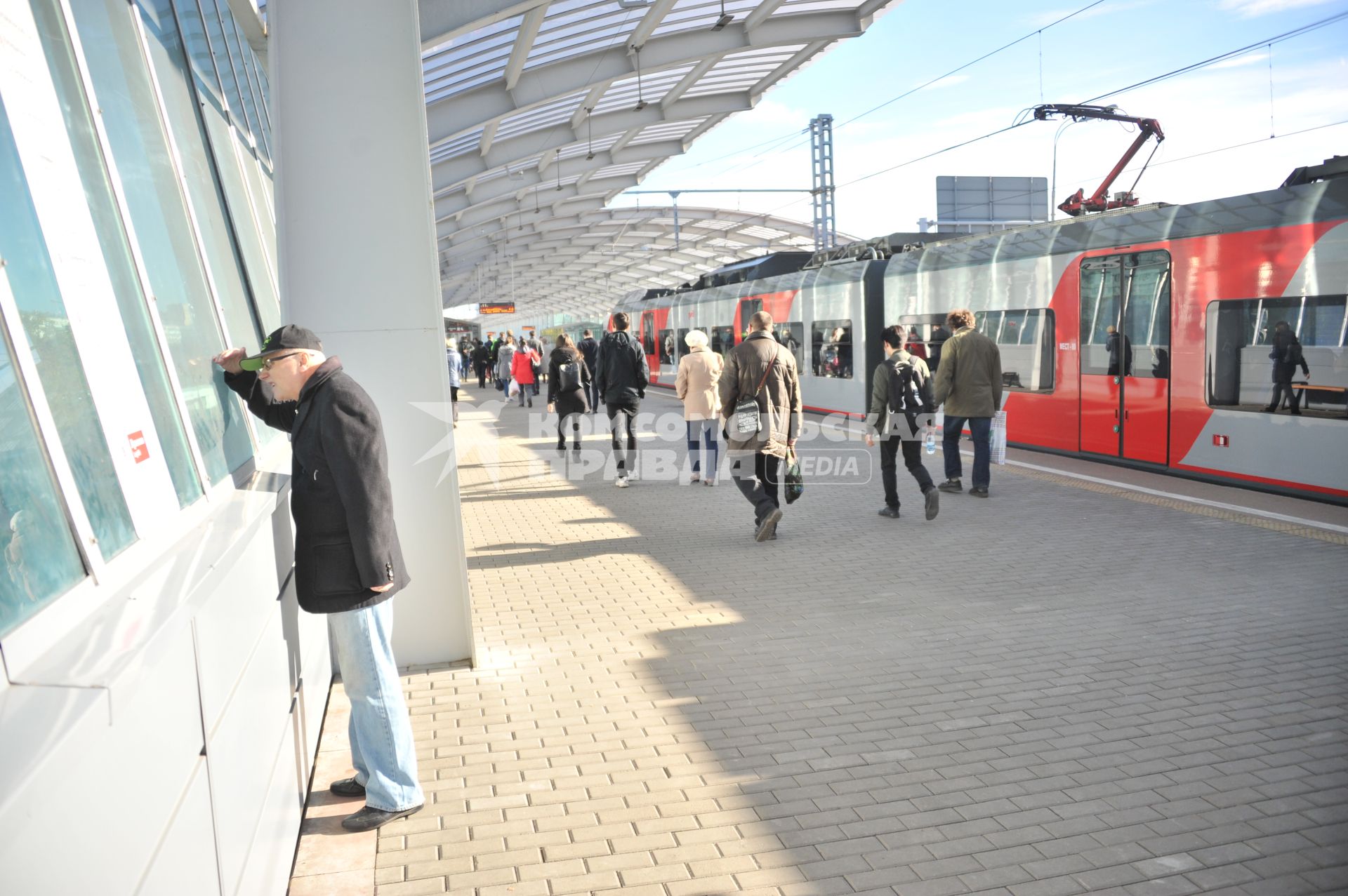 Москва. Пассажиры  на платформе одной из станций Московского центрального кольца (МЦК).