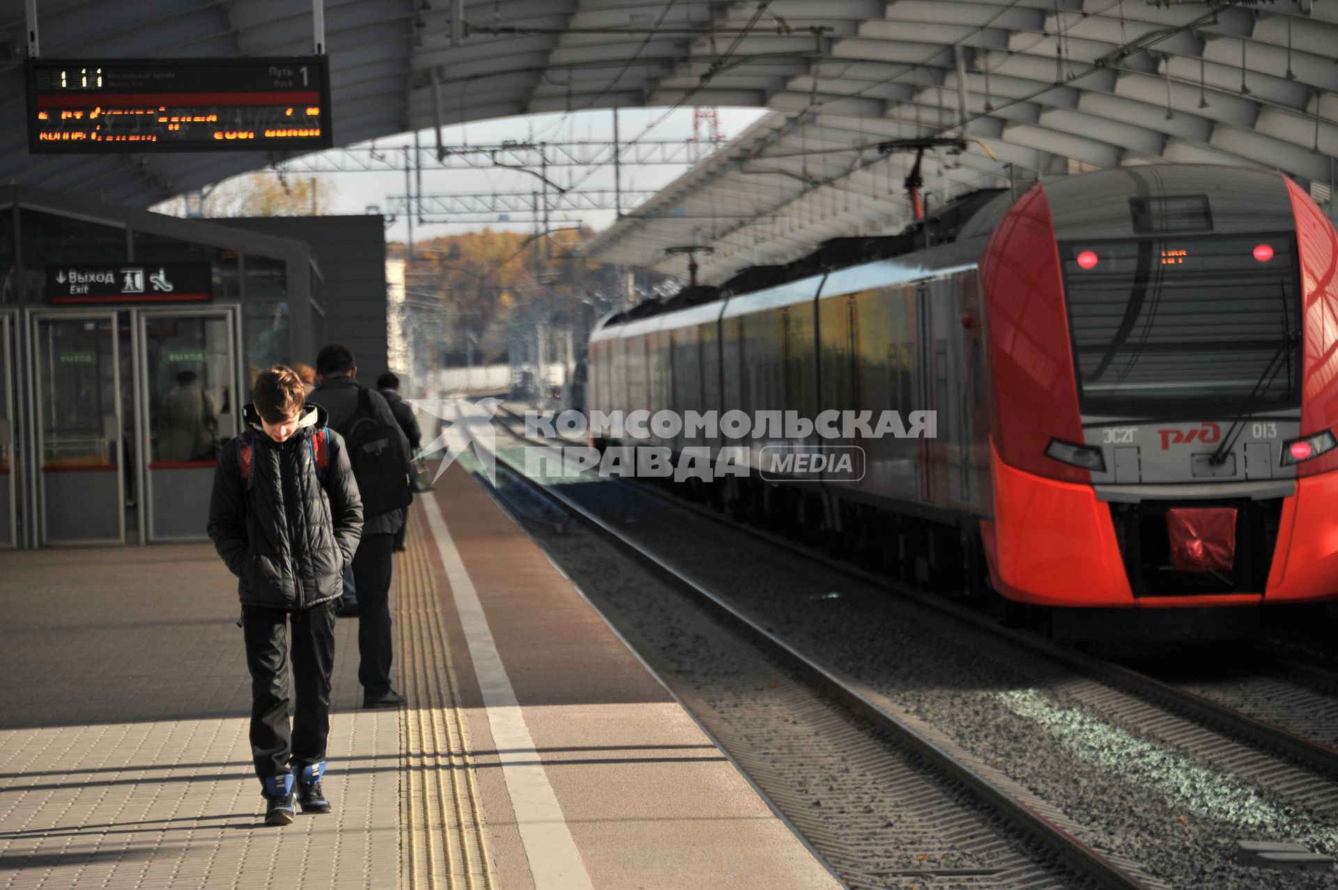 Москва. Пассажиры  на платформе одной из станций Московского центрального кольца (МЦК).