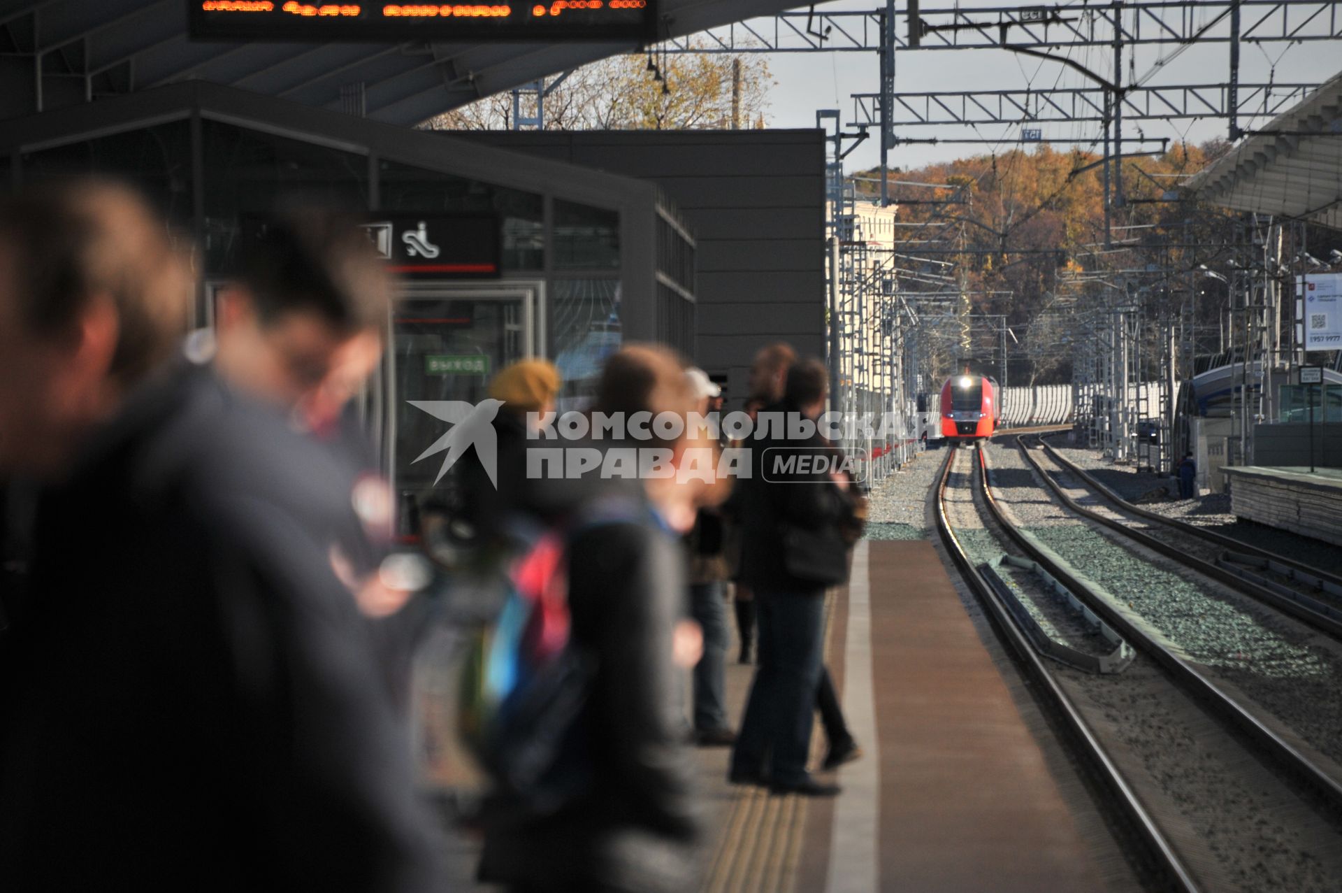 Москва. Пассажиры  на платформе одной из станций Московского центрального кольца (МЦК).