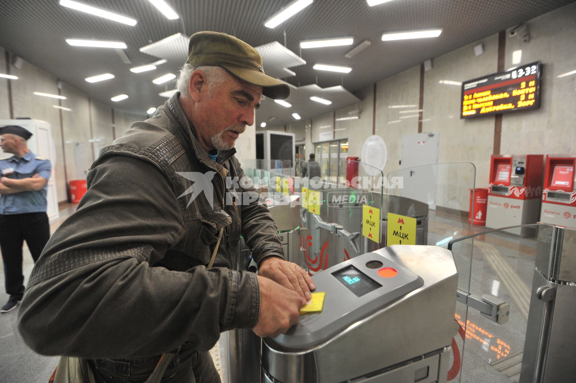 Москва. Пассажир прикладывает проездной билет к турникету на одной из станций  Московского центрального кольца (МЦК).