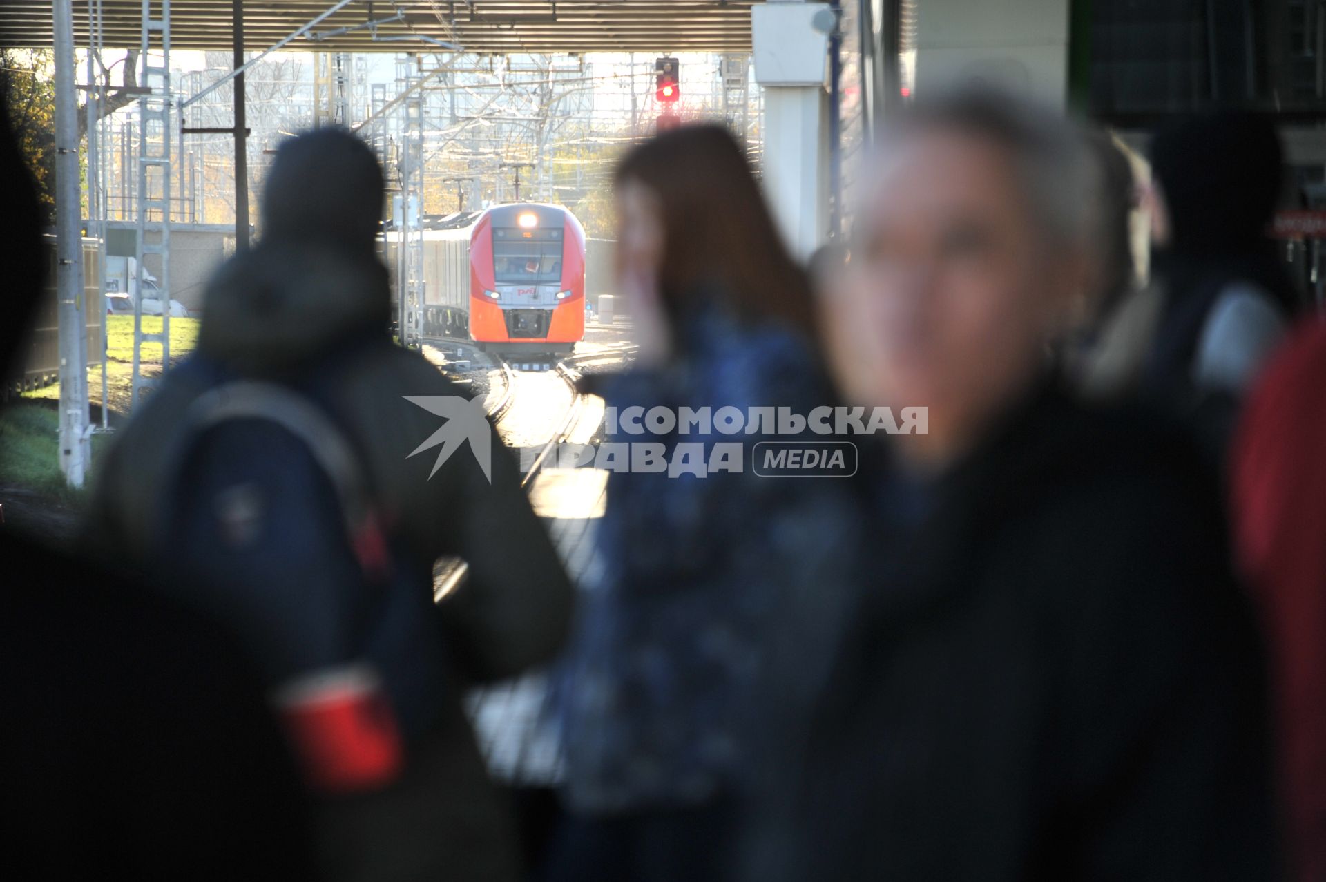 Москва. Пассажиры  на станции `Балтийская` Московского центрального кольца (МЦК).