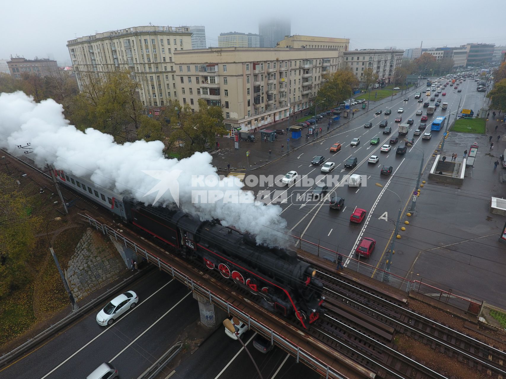 Москва.  Ретро паровоз совершает экскурсионную поездку по улицам москвы.