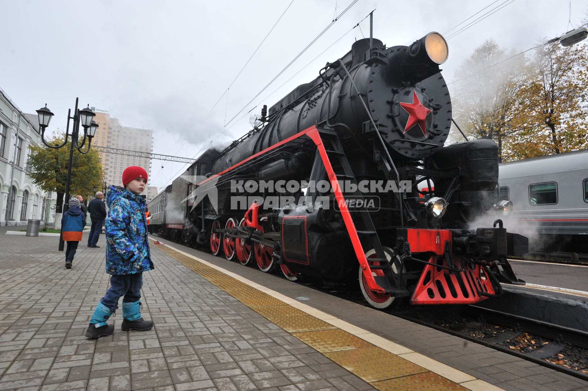 Москва. Мальчик у паровоза  в музее железнодорожного транспорта на Рижском вокзале.