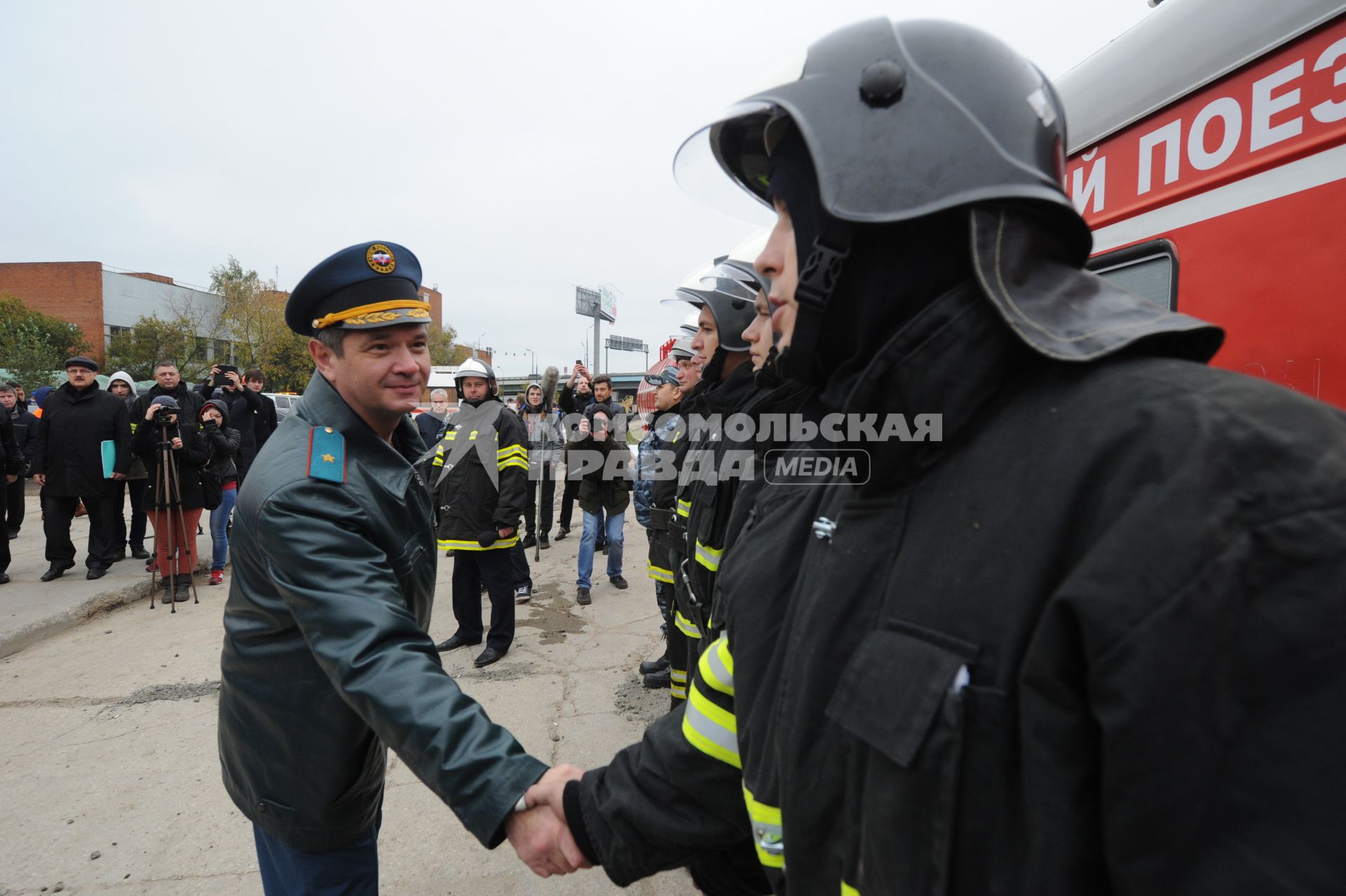 Москва.  Начальник ГУ МЧС России по Москве Илья Денисов (слева) на городских учениях МЧС и других экстренных служб.