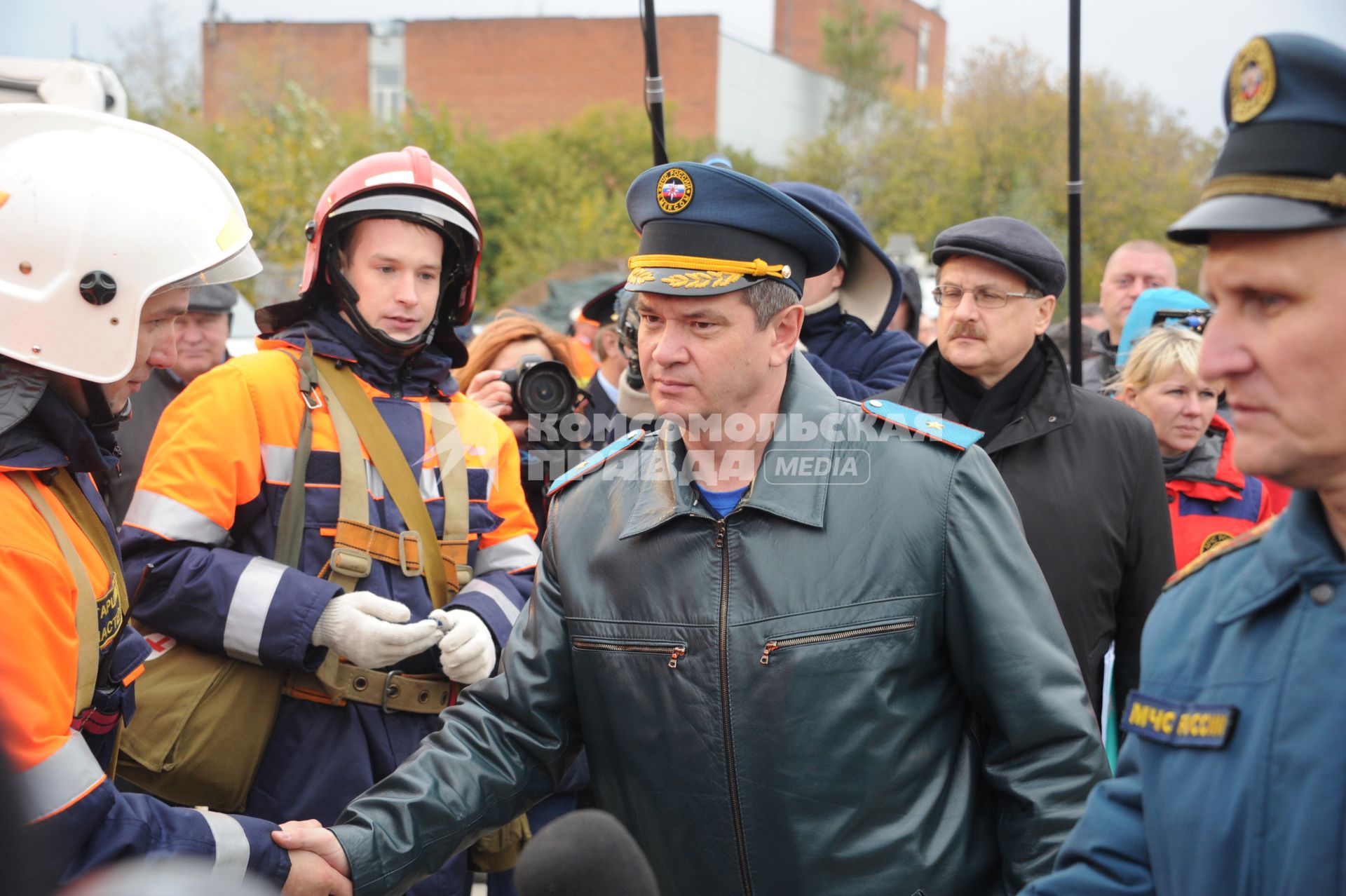 Москва.  Начальник ГУ МЧС России по Москве Илья Денисов (в центре) на городских учениях МЧС и других экстренных служб.