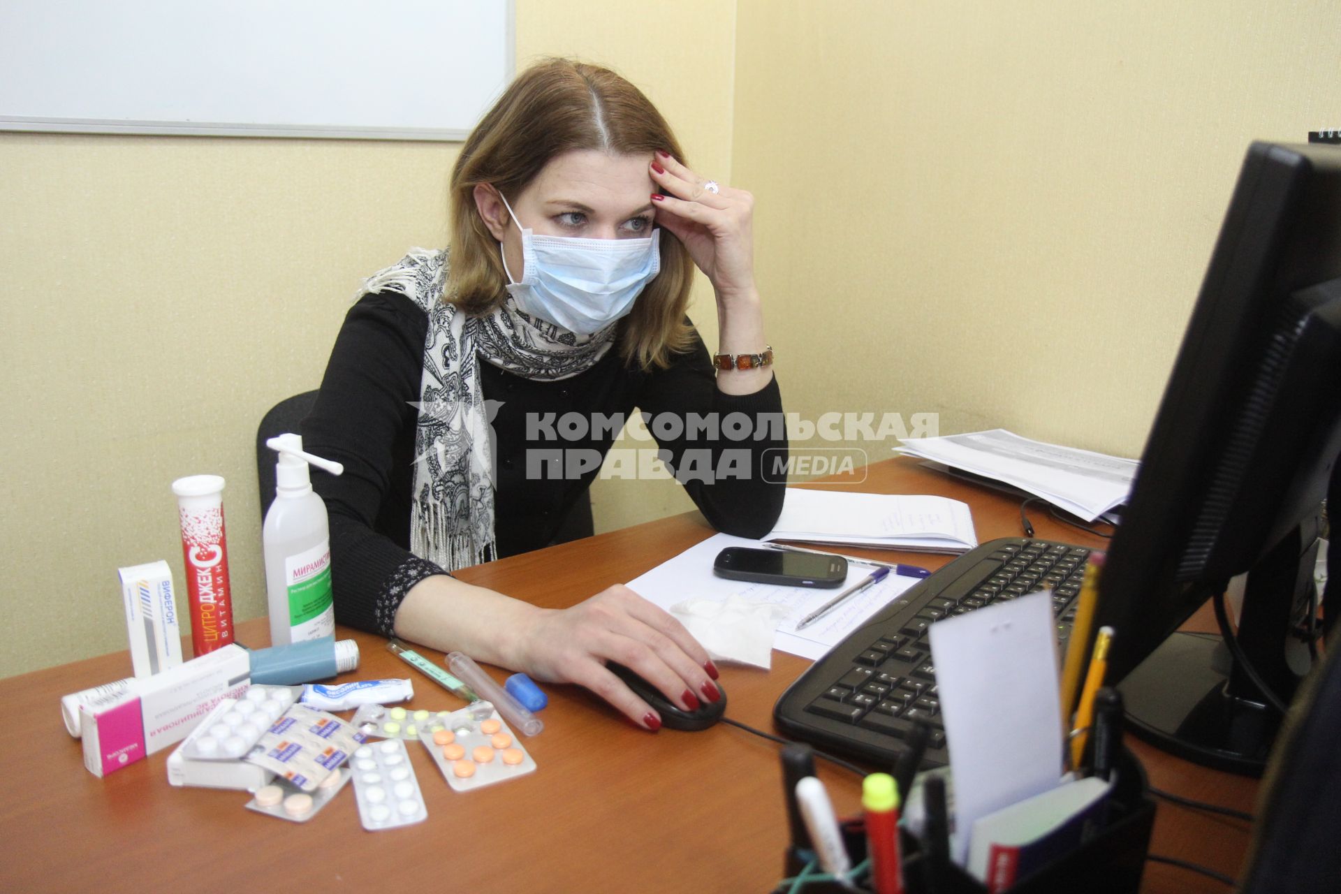 Иркутск. Девушка на рабочем месте в офисе  лечится от простуды.