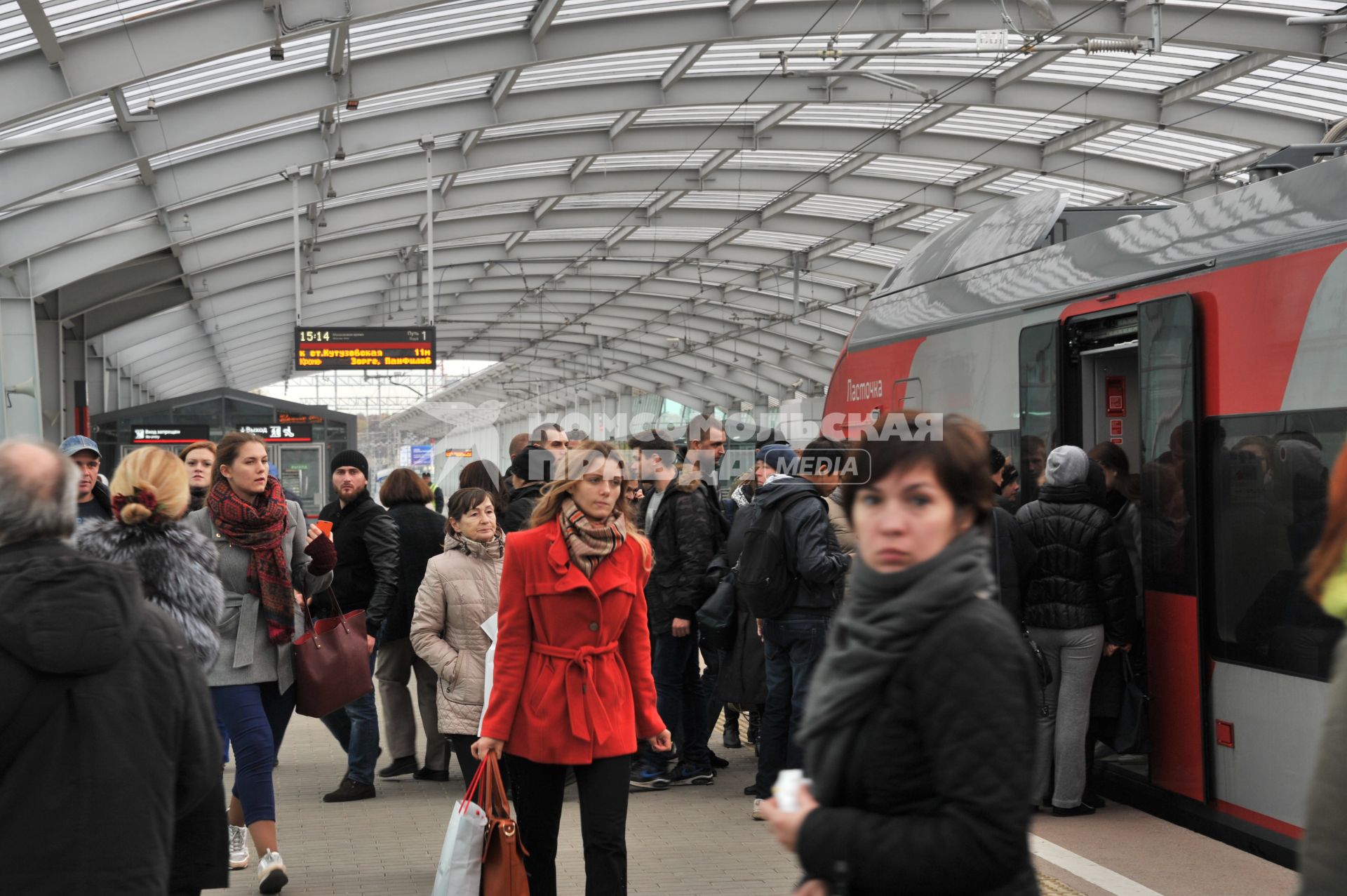 Москва. Пассажиры на станции Московского центрального кольца (МЦК).