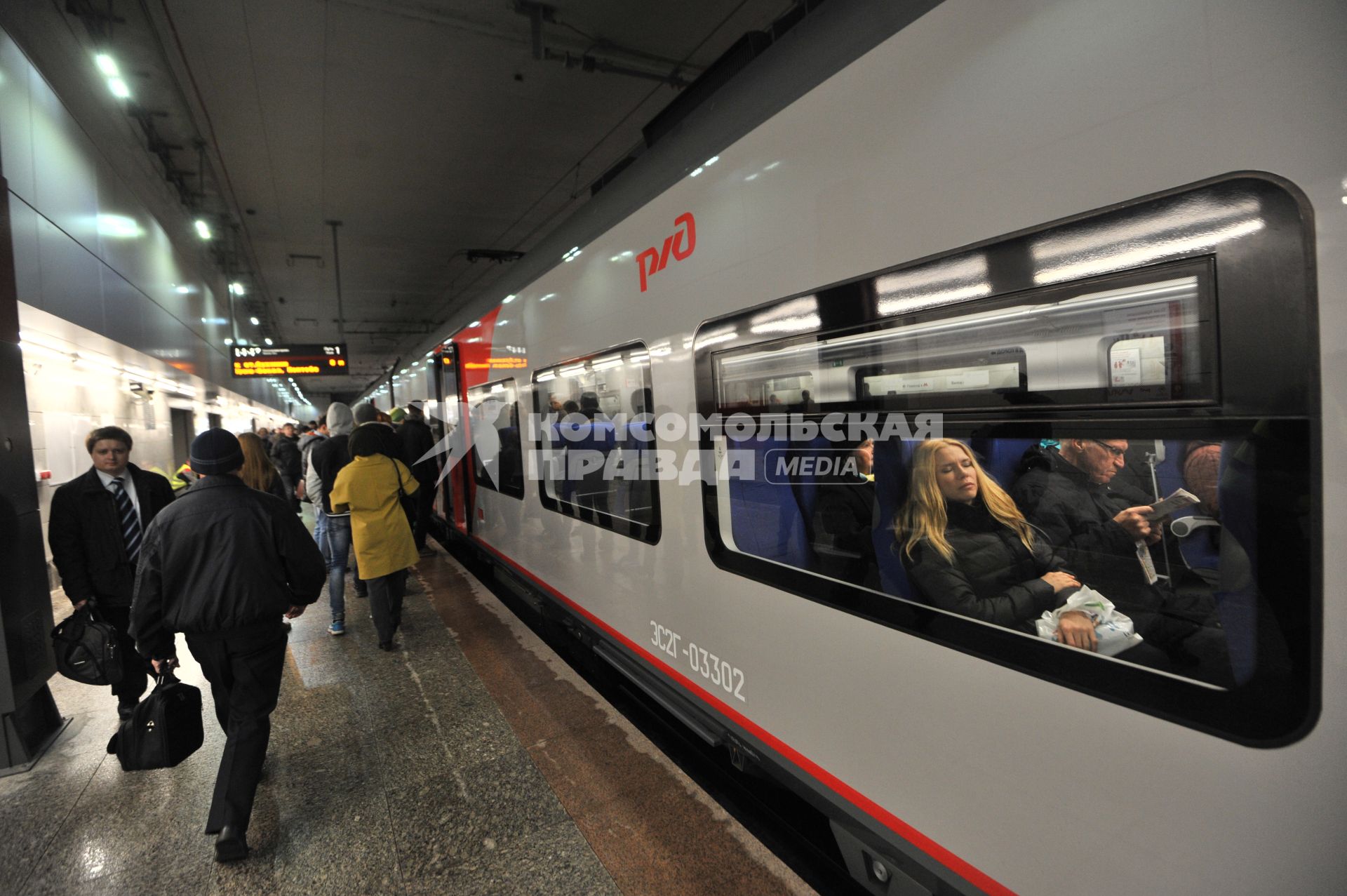 Москва.  Пассажиры  на станции Московского центрального кольца (МЦК).