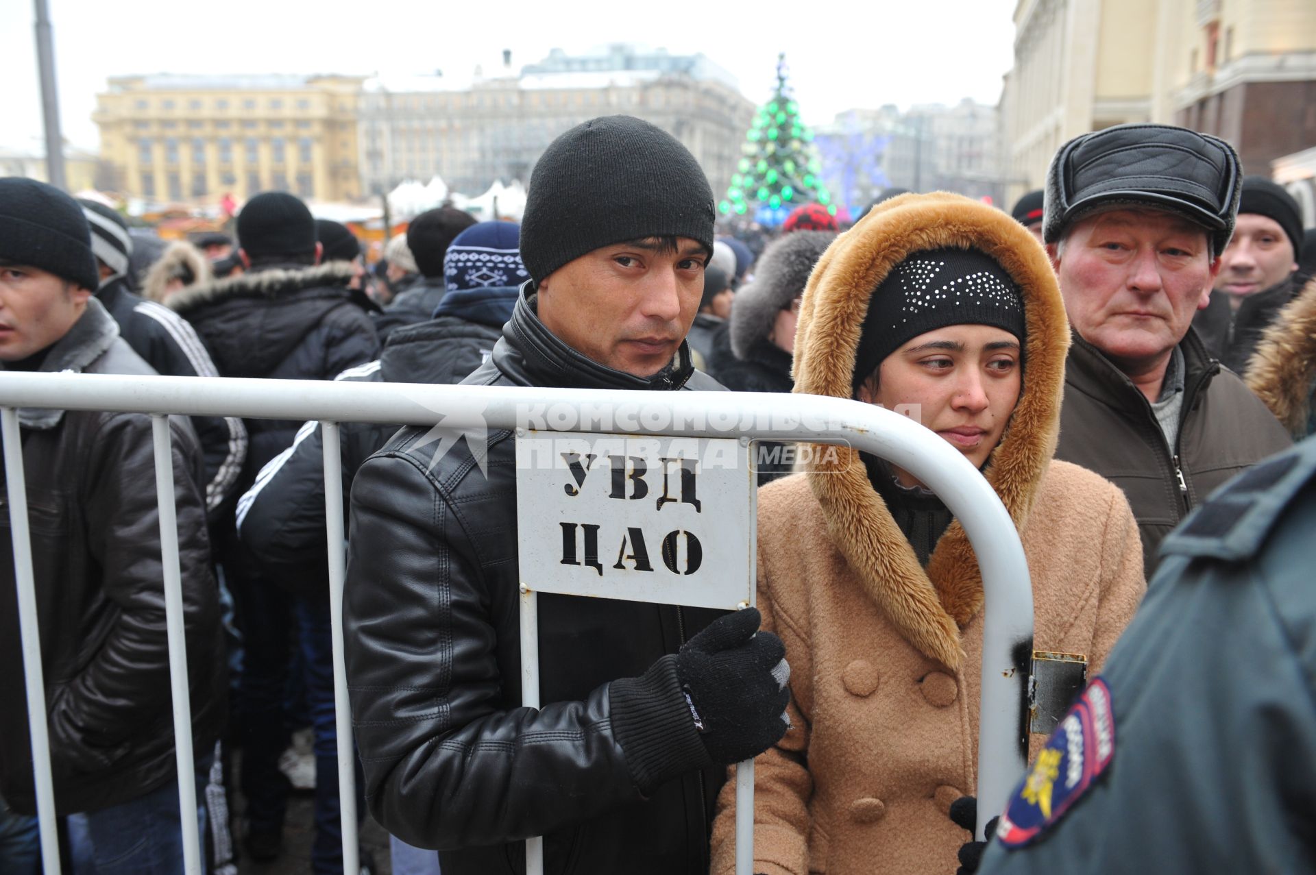 Москва. Мигранты в Новый год пытаются пройти на Красную площадь.