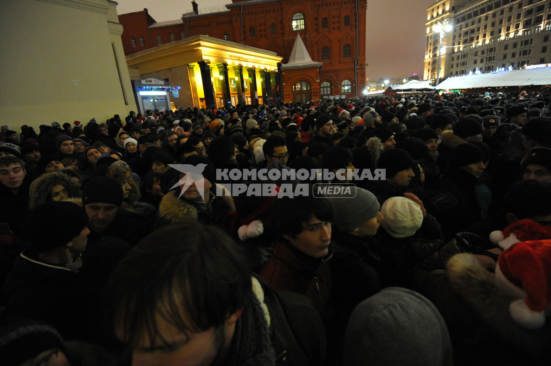 Москва. Мигранты в Новый год пытаются пройти на Красную площадь.