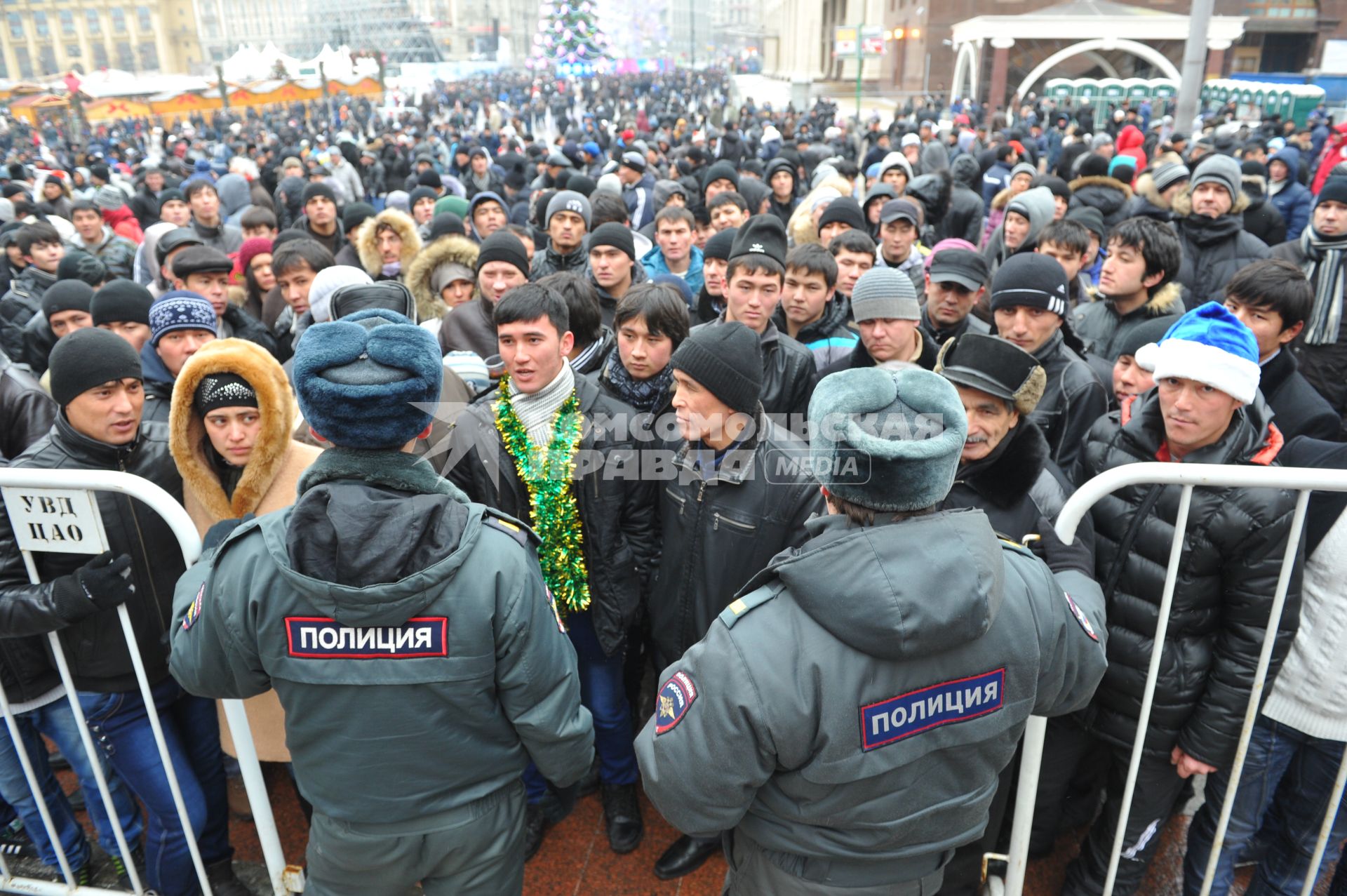 Москва. Мигранты в Новый год пытаются пройти на Красную площадь.