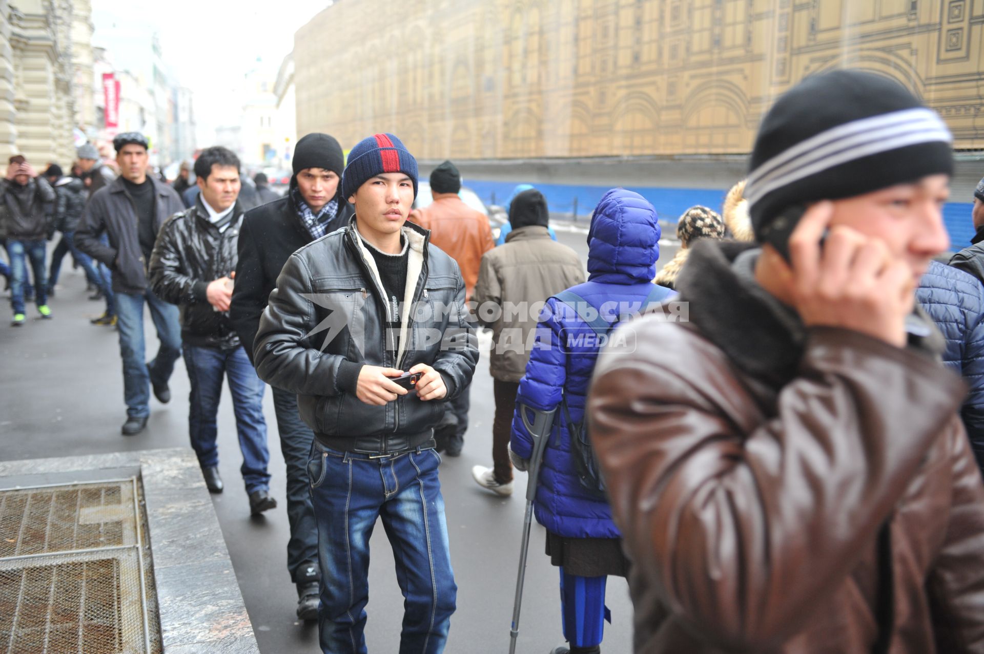 Москва. Мигранты в Новый год направляются на Красную площадь.