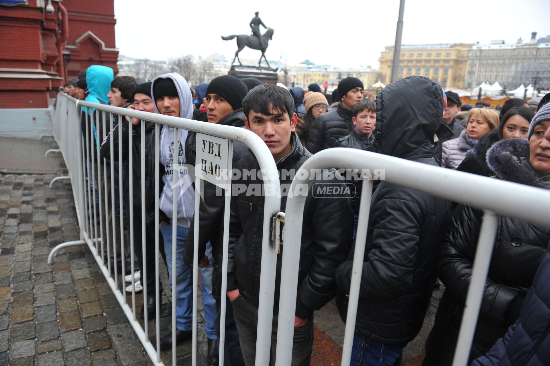 Москва. Мигранты в Новый год пытаются пройти на Красную площадь.