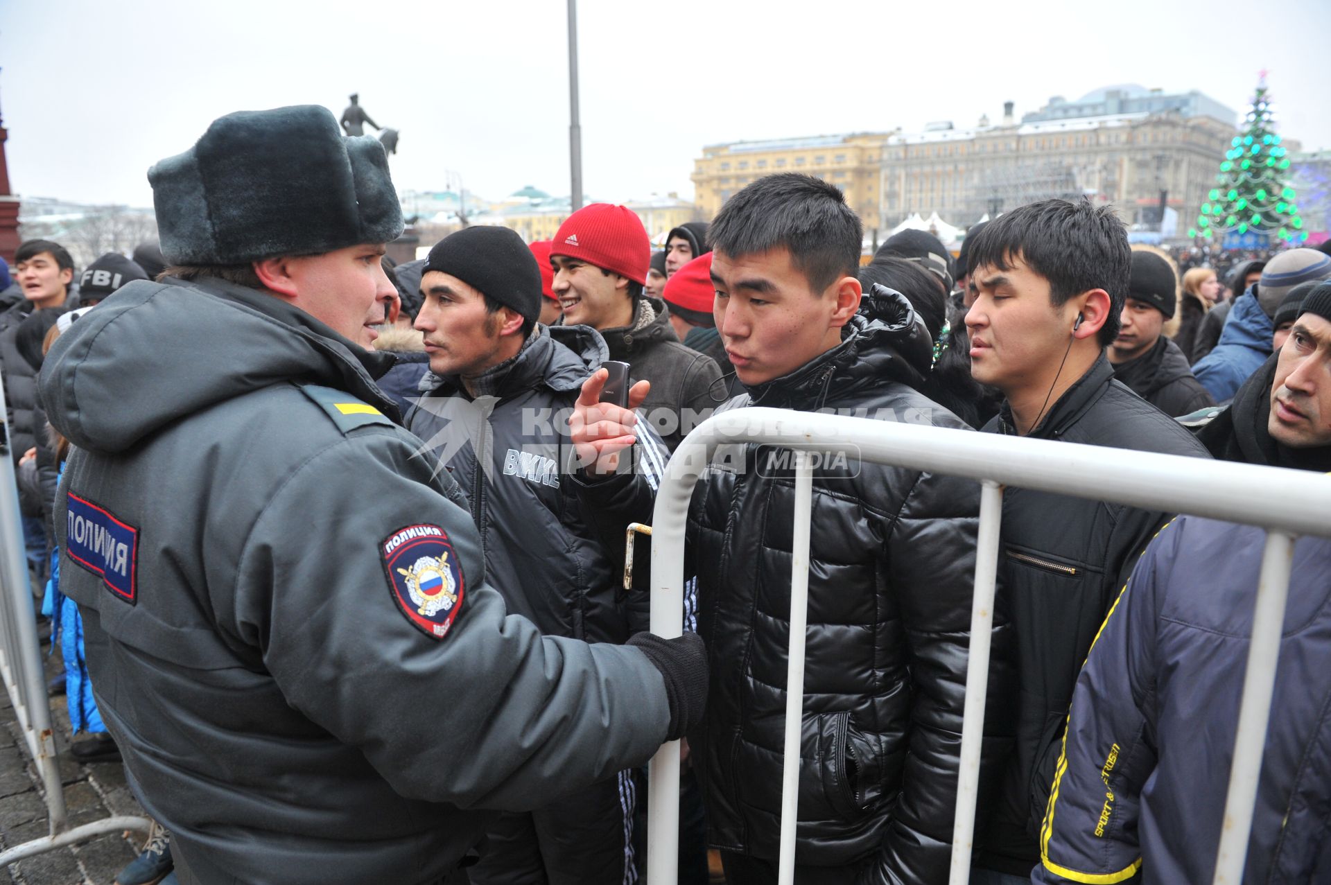 Москва. Мигранты в Новый год пытаются пройти на Красную площадь.