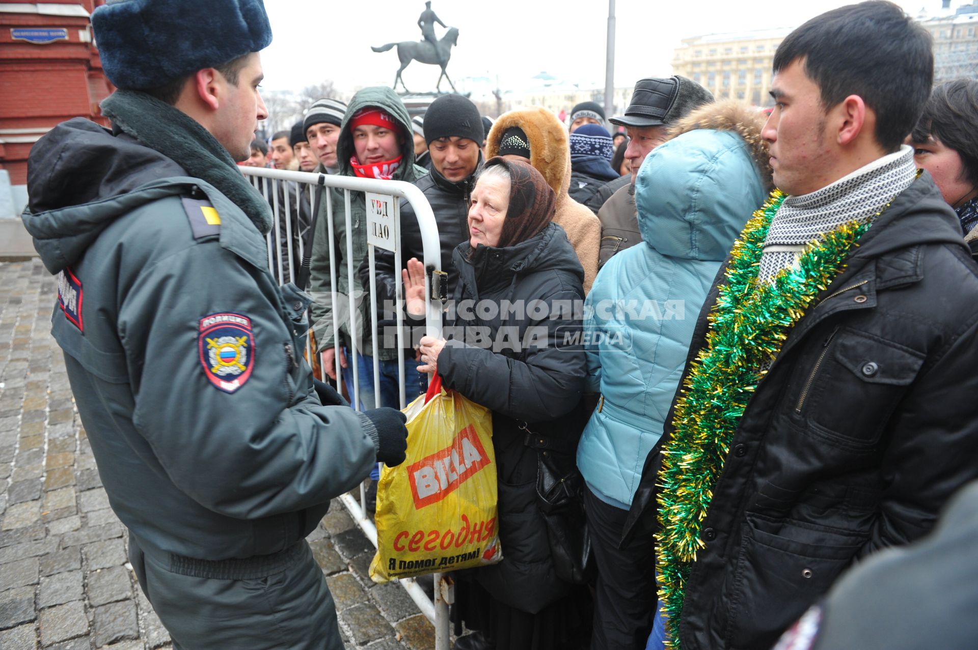 Москва. Мигранты в Новый год пытаются пройти на Красную площадь.