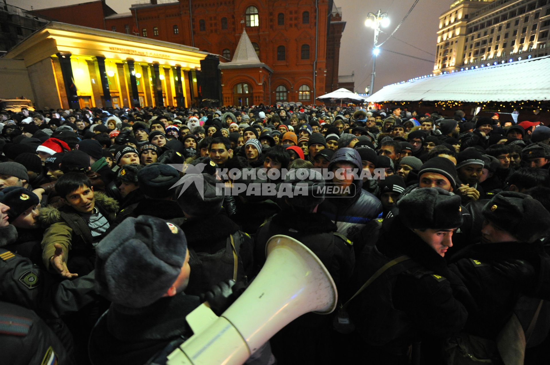 Москва. Мигранты в Новый год пытаются пройти на Красную площадь.