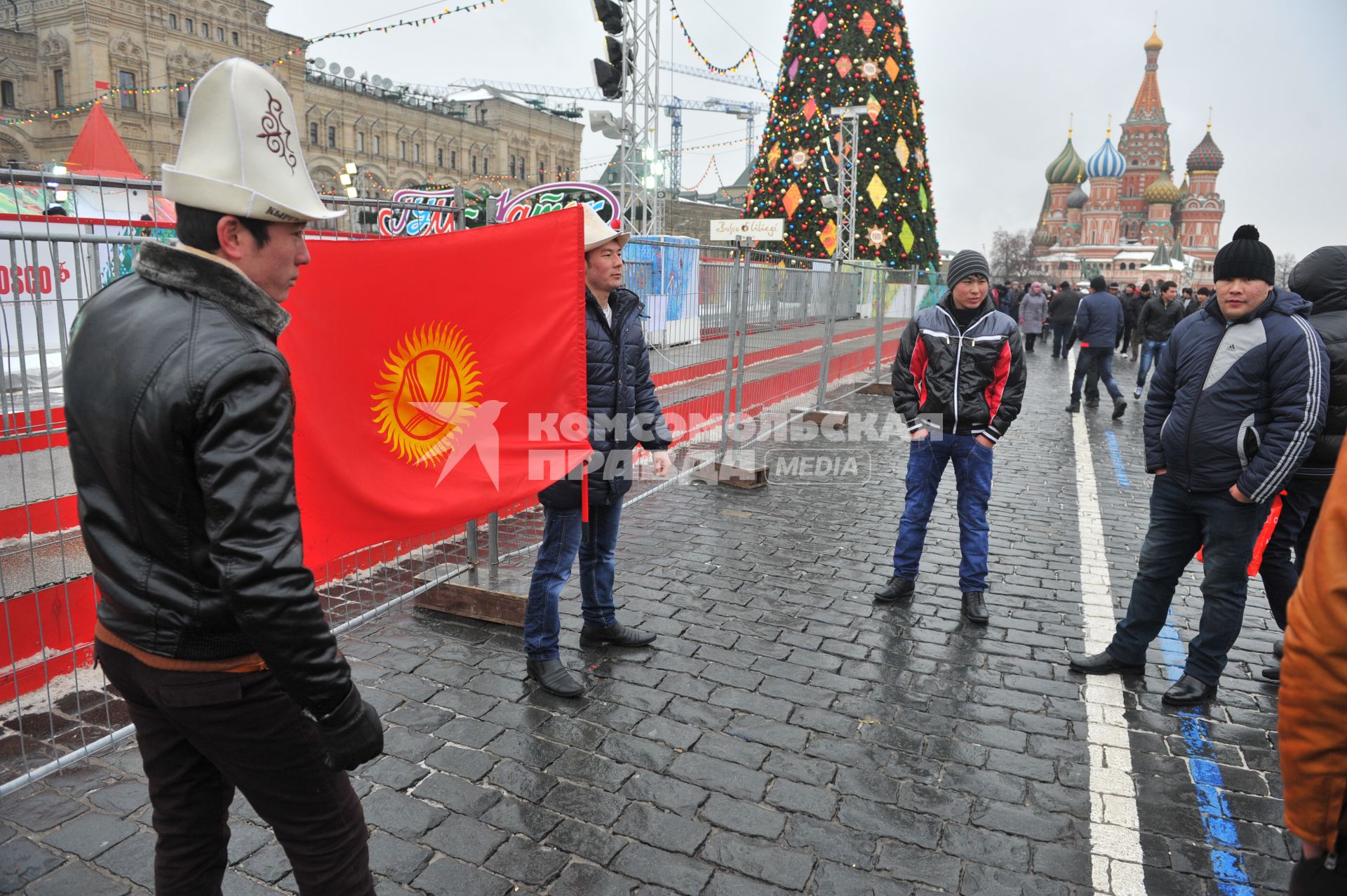 Москва. Мигранты в Новый год развернули на Красной площади флаг Киргизии.