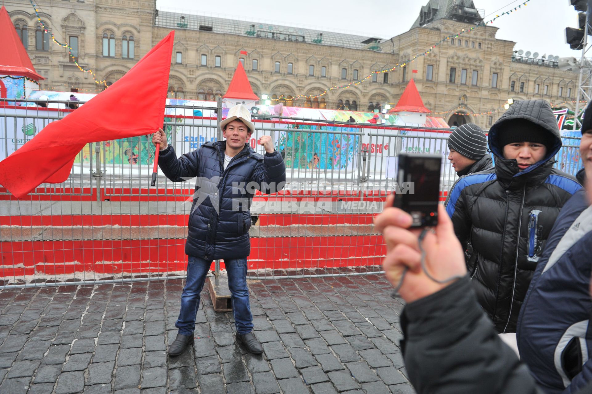 Москва. Мигранты в Новый год развернули на Красной площади флаг Киргизии.