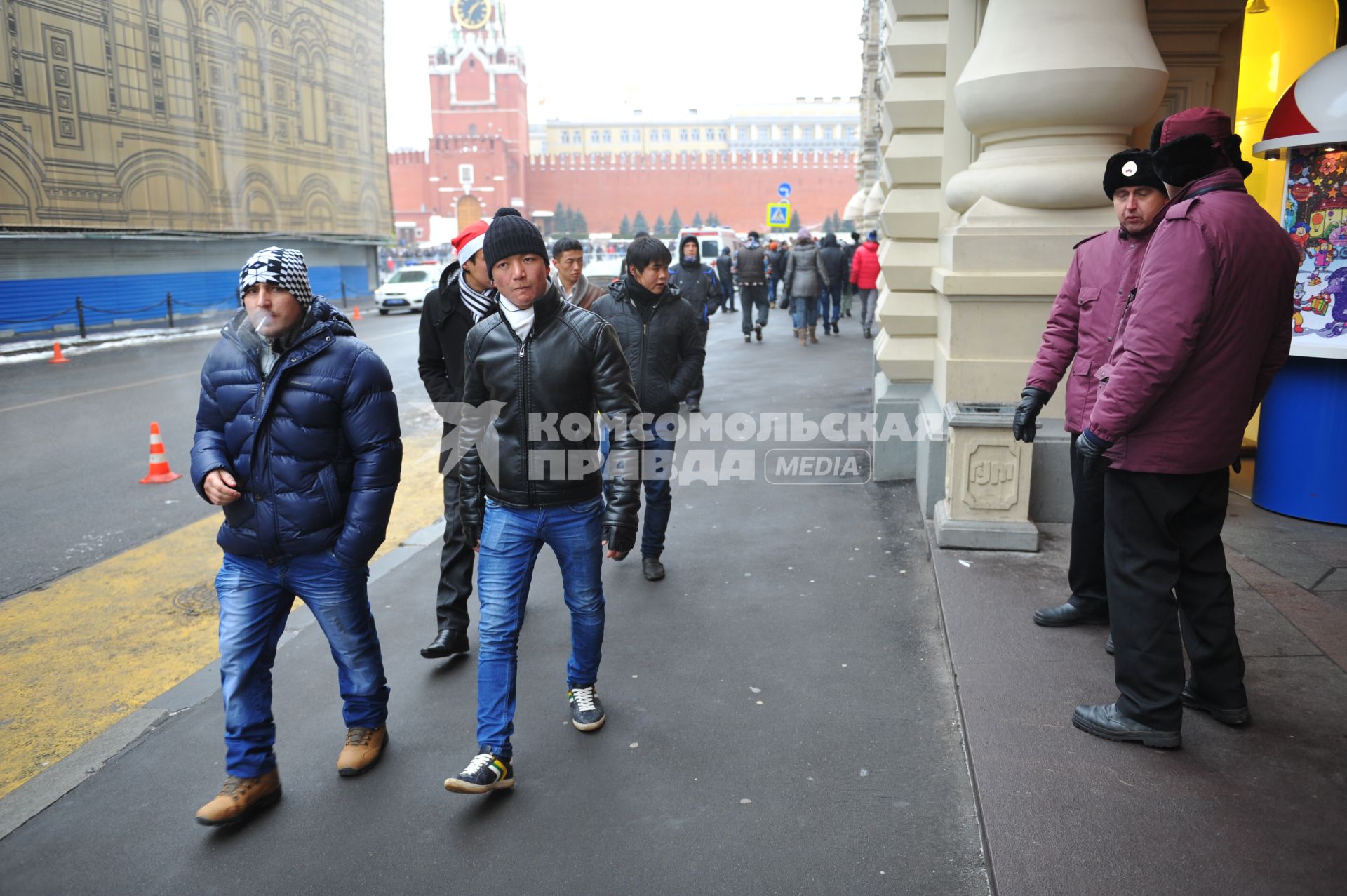 Москва. Мигранты в Новый год направляются на Красную площадь.