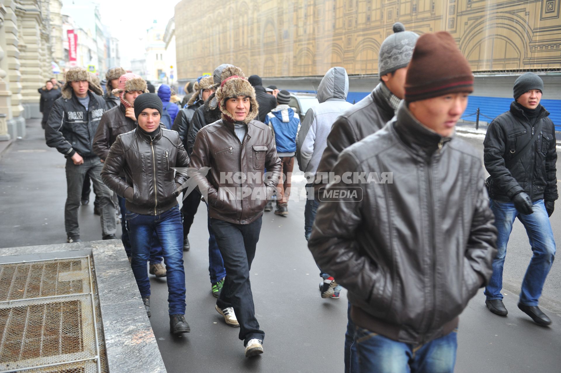 Москва. Мигранты в Новый год направляются на Красную площадь.