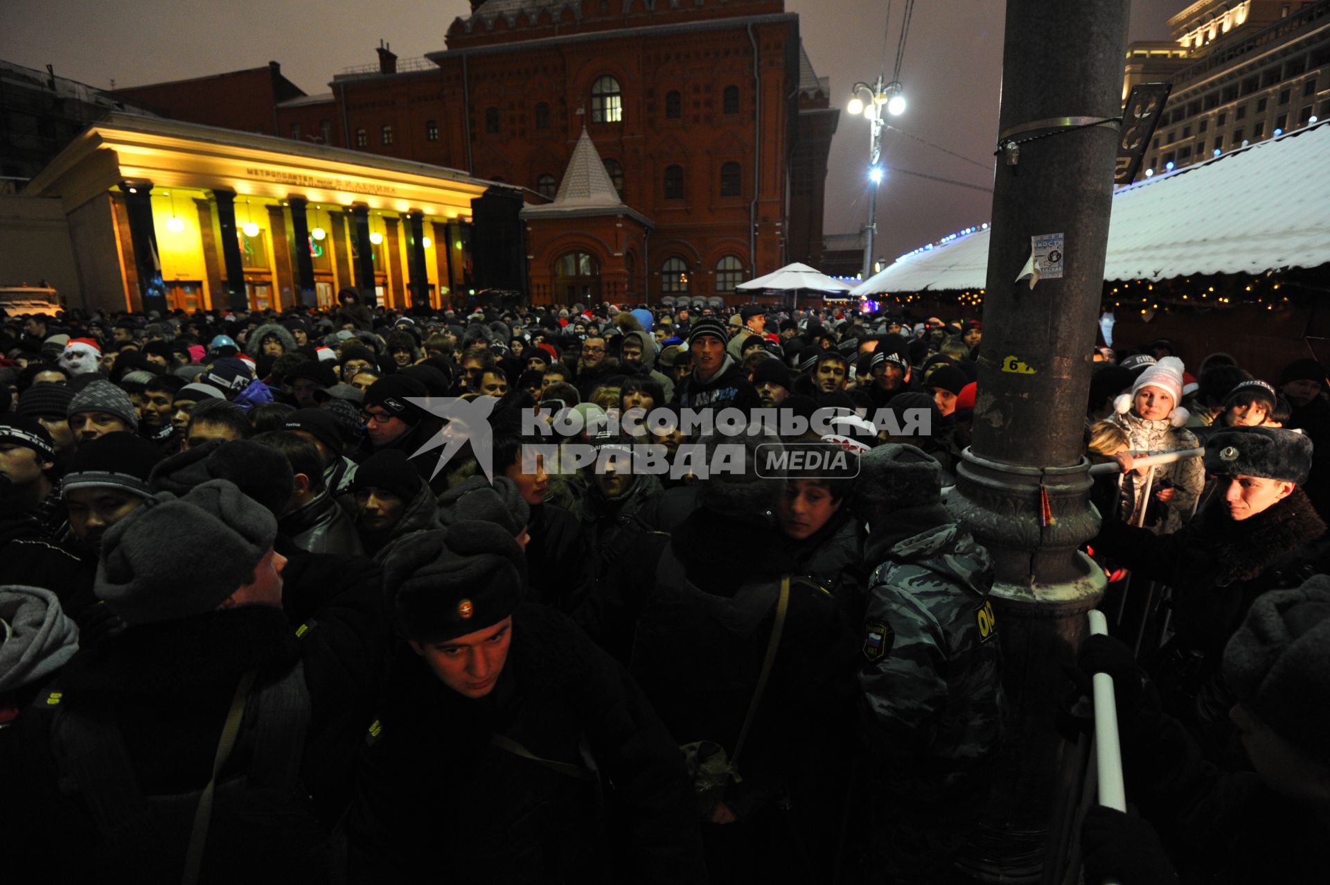 Москва. Мигранты в Новый год пытаются пройти на Красную площадь.