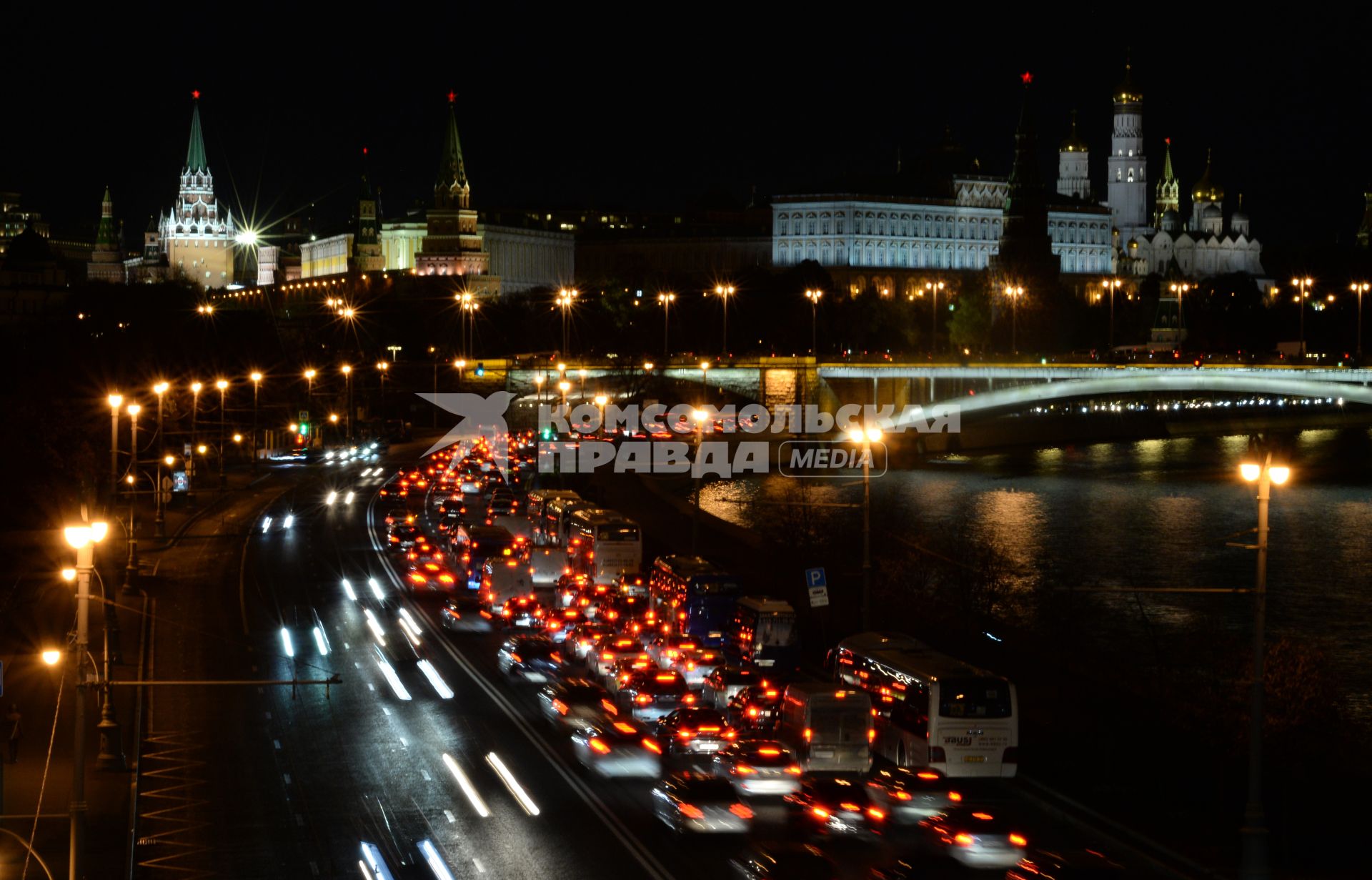 Москва.   Вид на Кремль и Большой Каменный мост.