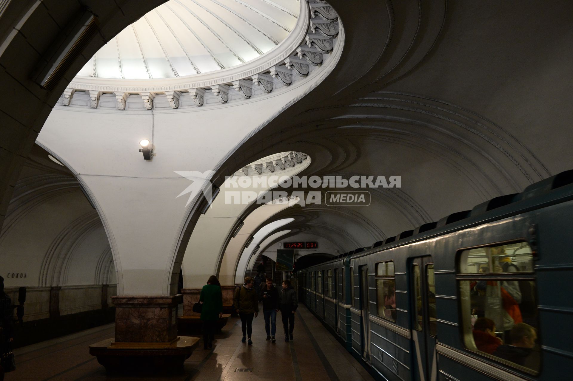 Москва. Пассажиры на станции метро `Сокол`.