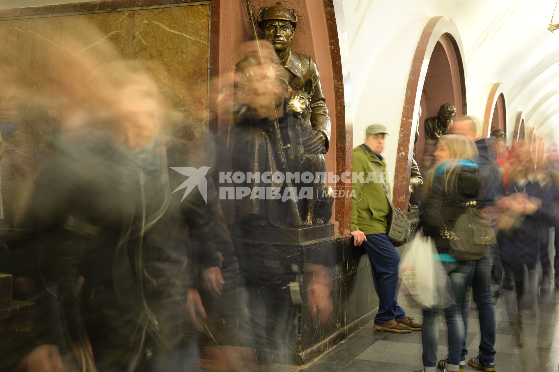 Москва. Скульптура пограничника и собаки с отполированным носом на станции метро `Площадь Революции`.