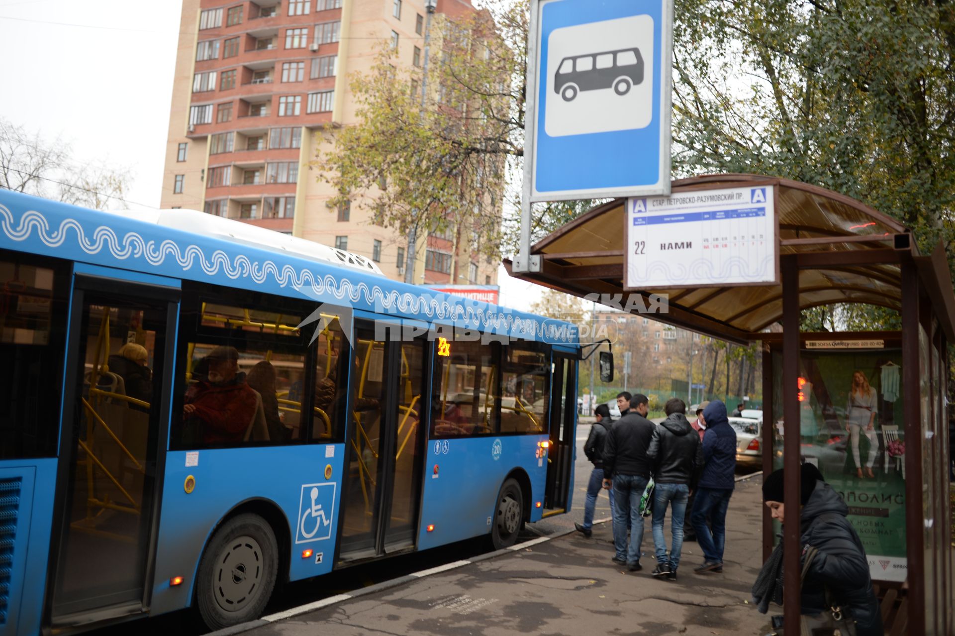 Москва. Пассажиры садятся в автобус на остановке общественного транспорта`Старый Петровско-Разумовский проезд`.