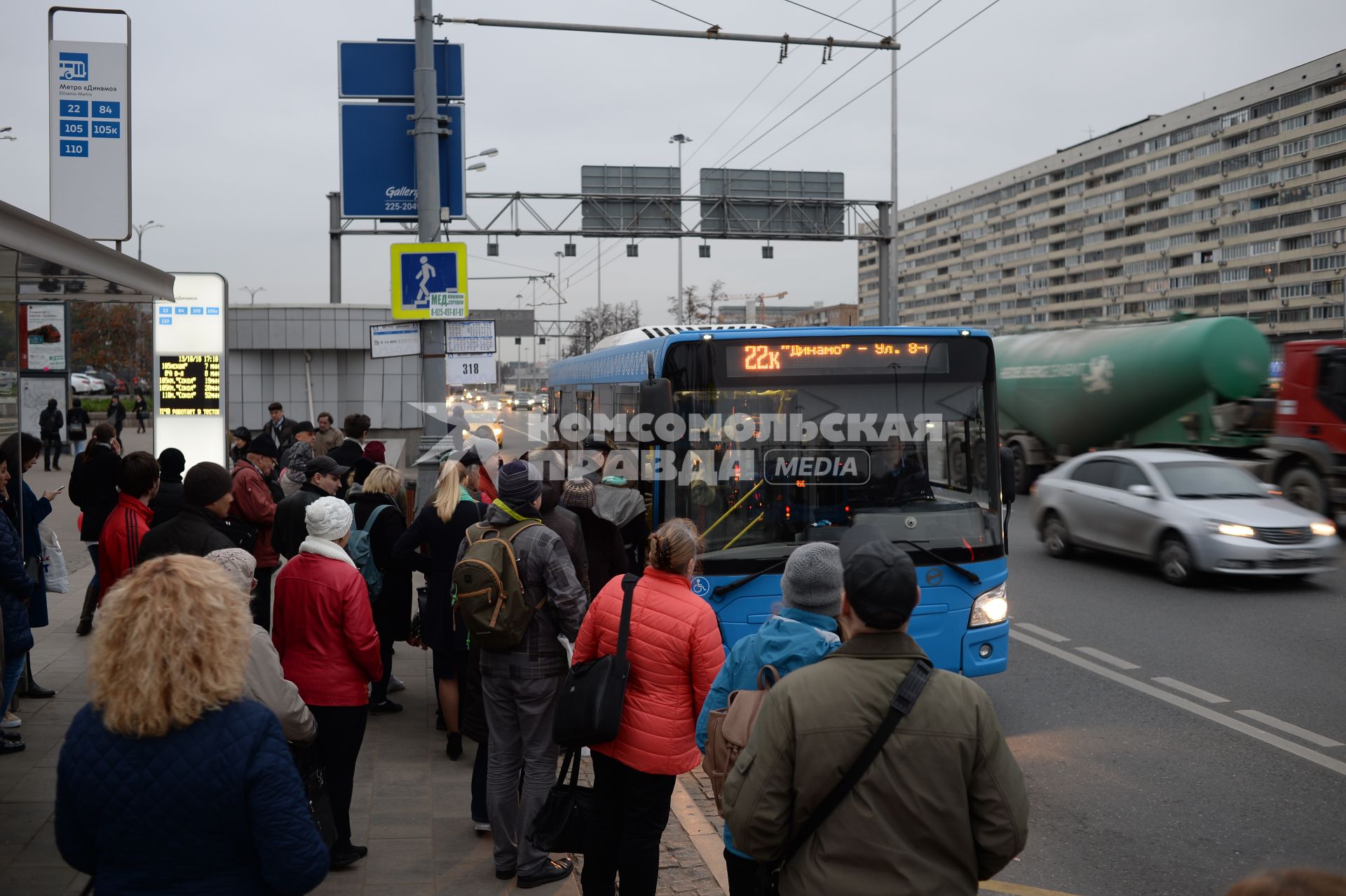 Москва. Пассажиры садятся в автобус на остановке общественного транспорта `метро` Динамо` на Ленинградском проспекте.