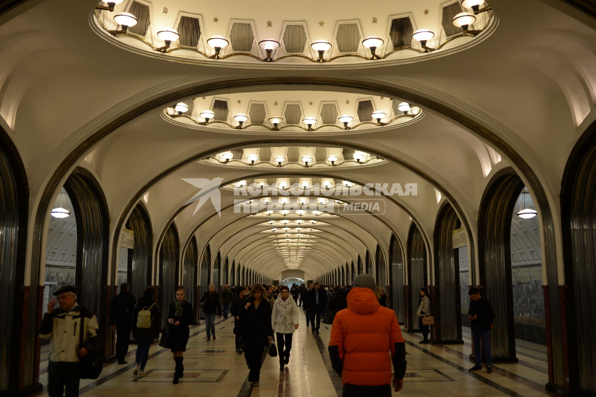 Москва. Пассажиры на станции метро `Маяковская`.