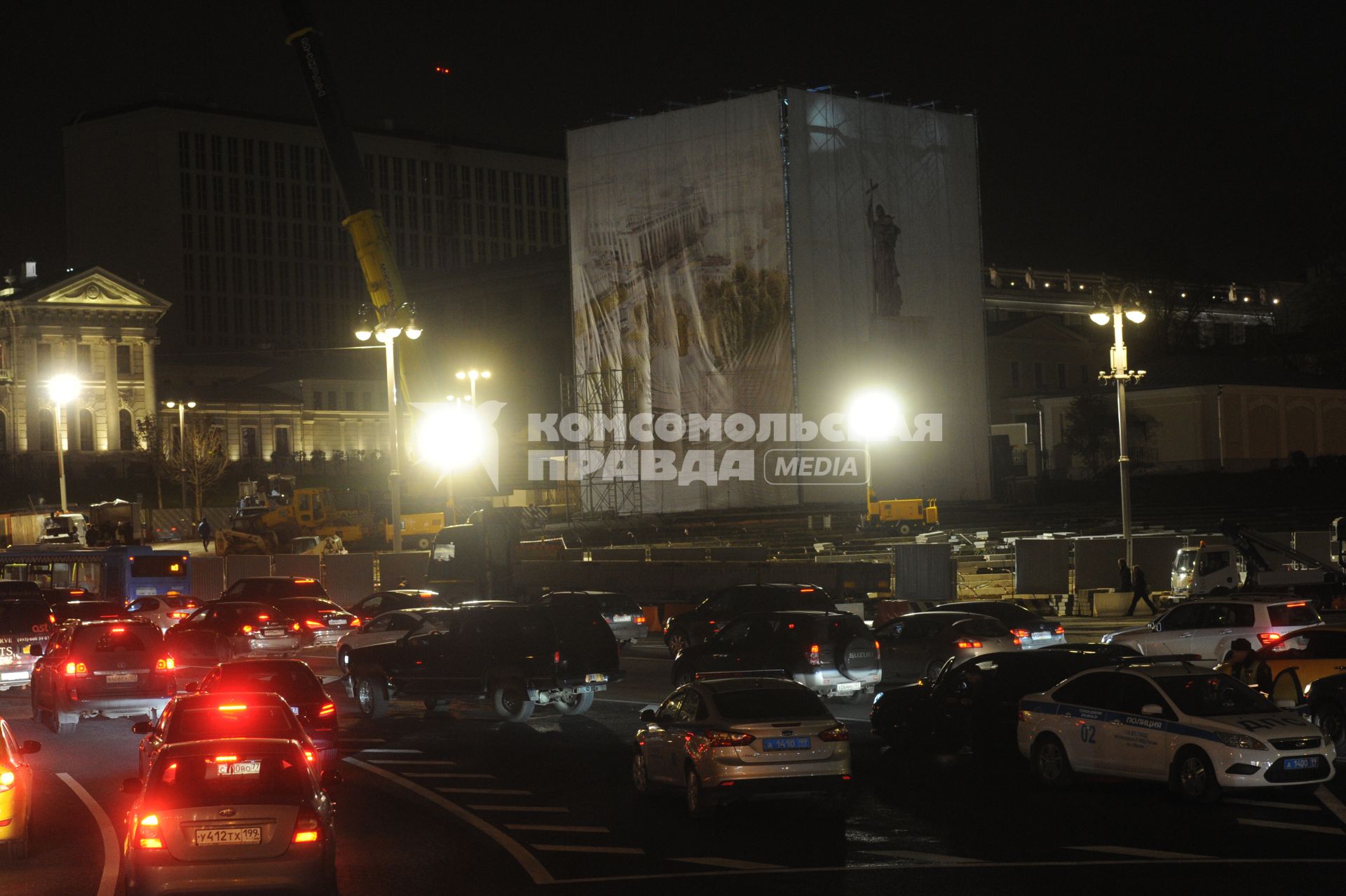 Москва.  Монтаж 16-метрового памятника`Святому равноапостольному князю Владимиру`  на Боровицкой площади.