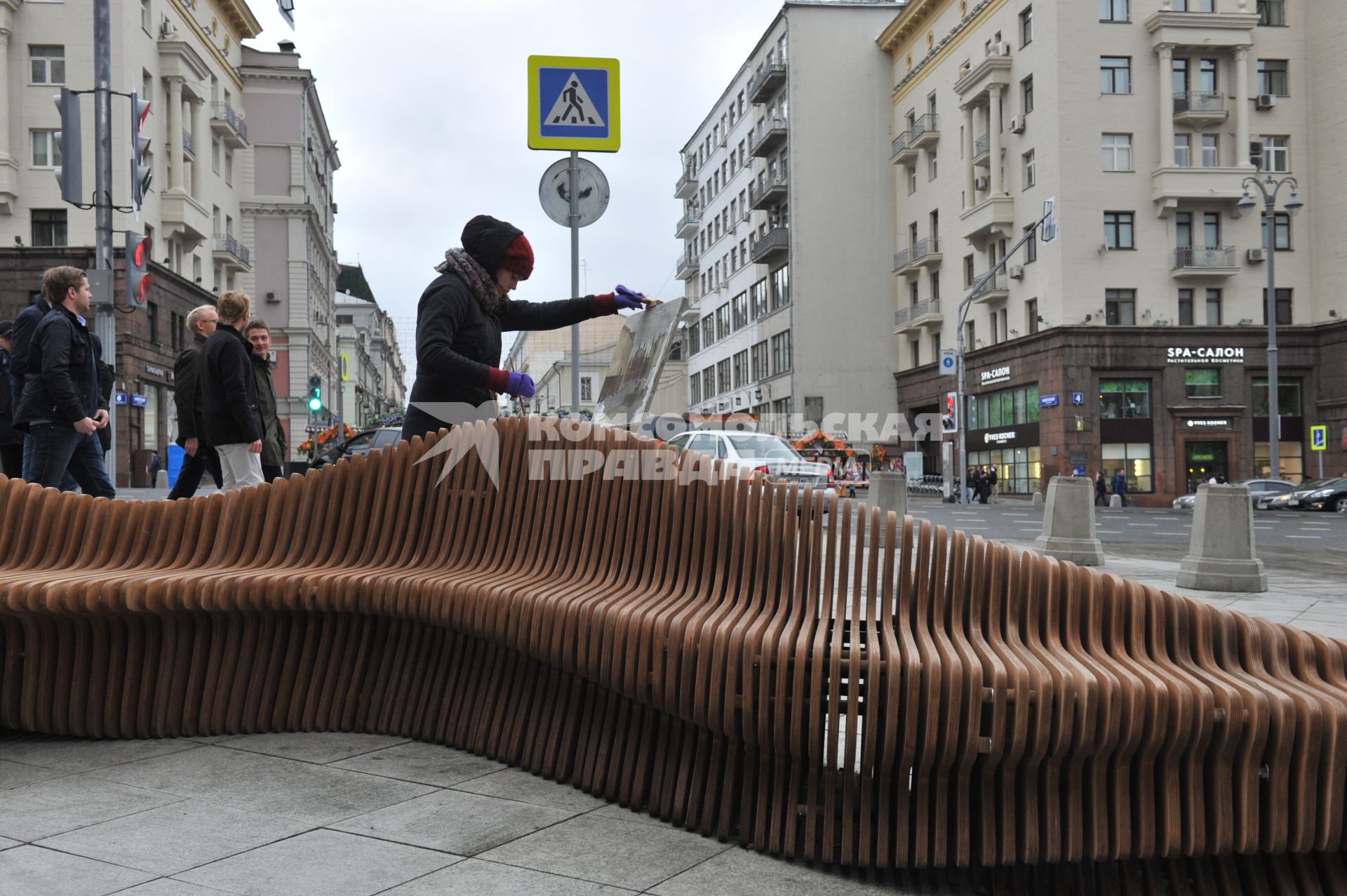 Москва.  Художник рисует на Тверской улице после ее реконструкции .