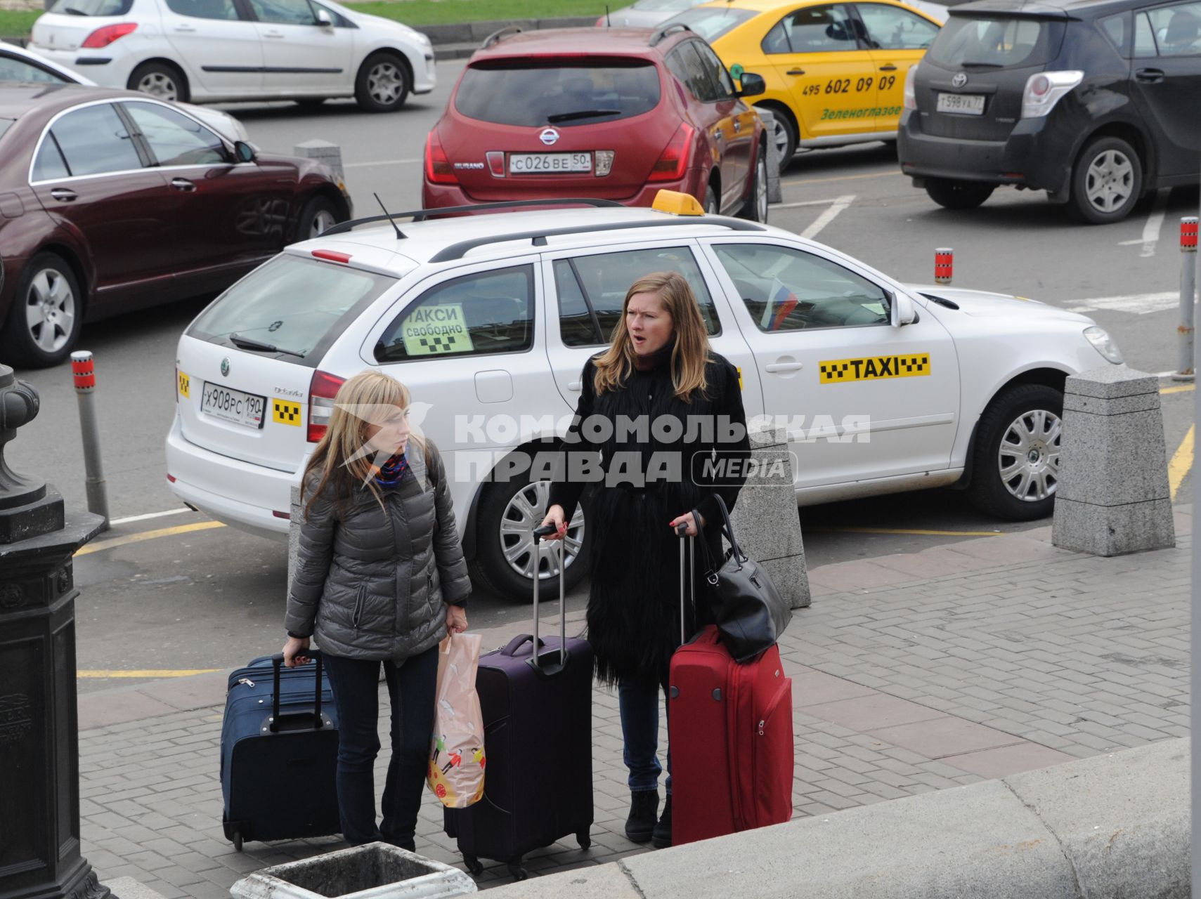 Москва.   Девушки с багажом на одной из улиц города.