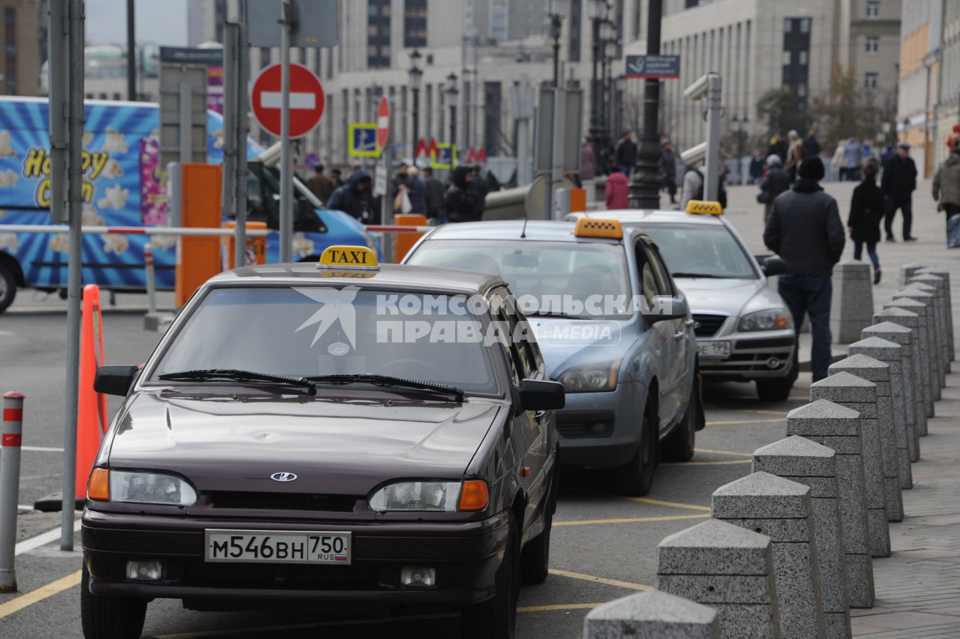 Москва.  Такси на одной из улиц города.