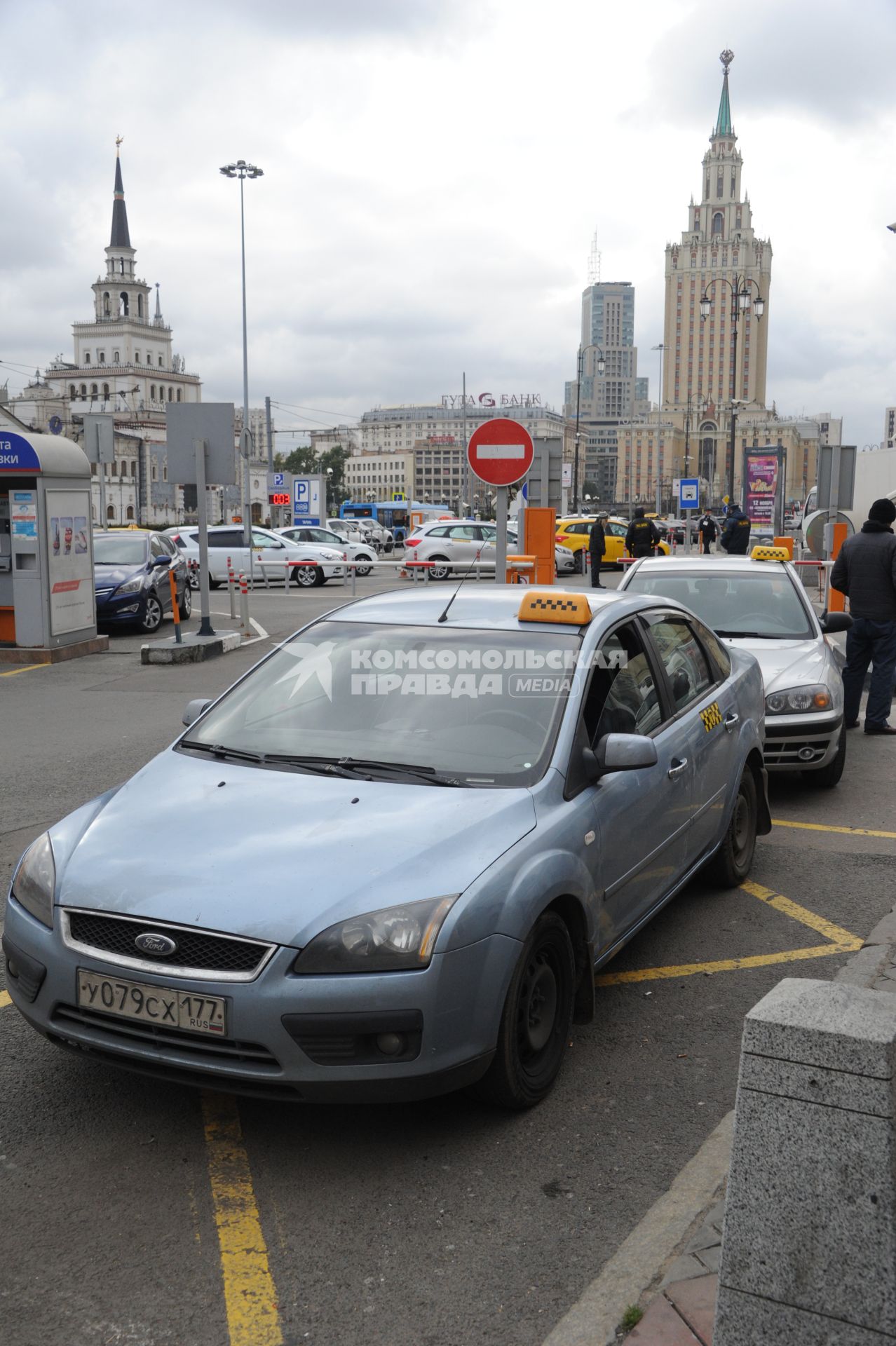 Москва.  Такси  на Комсомольской площади.