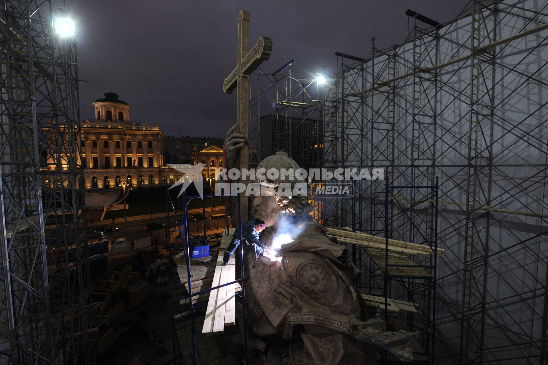 Москва. Установка памятника князю Владимиру на Боровицкой площади.