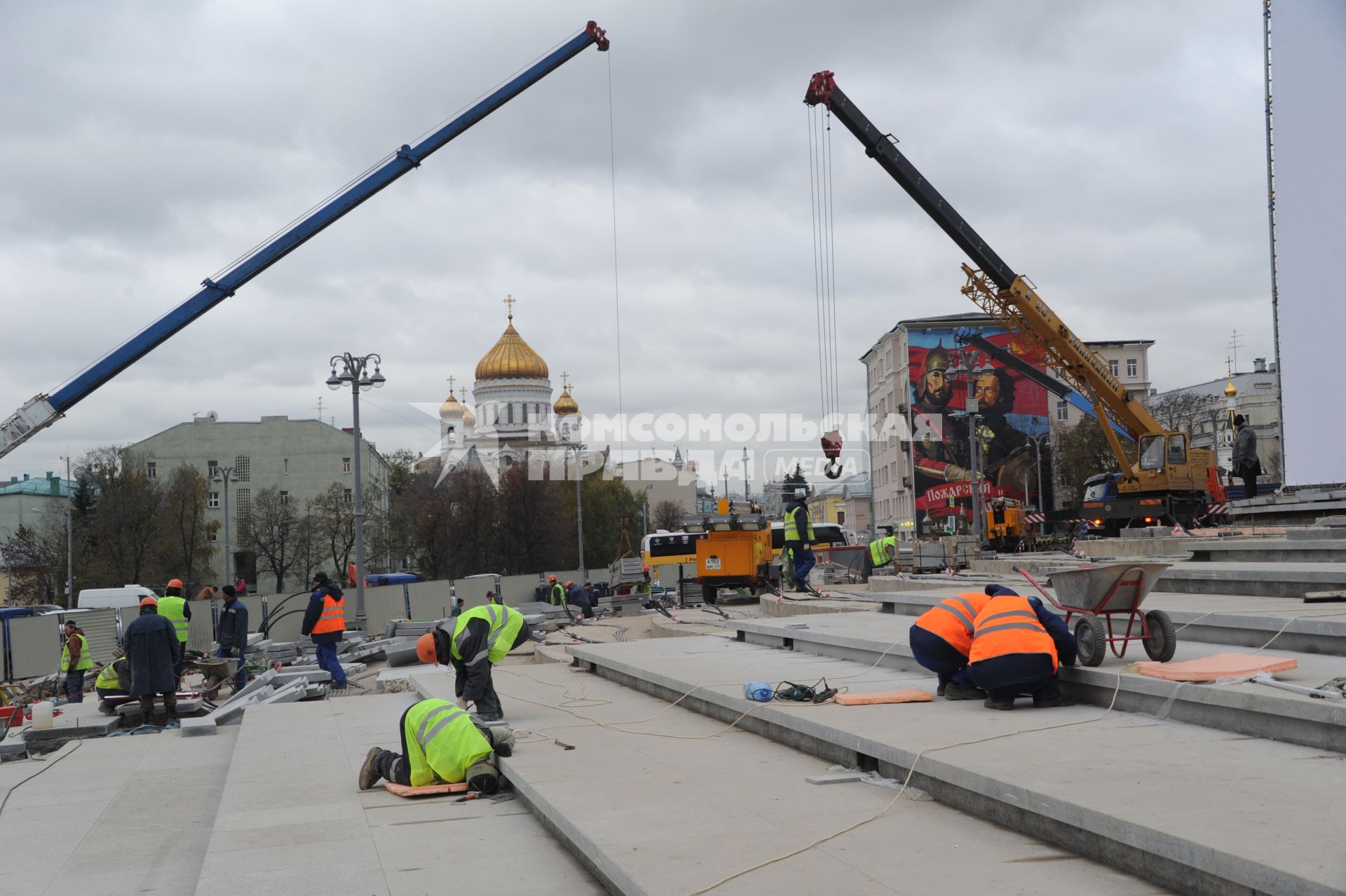 Москва. Установка памятника князю Владимиру на Боровицкой площади. Благоустройство прилегающей территории.