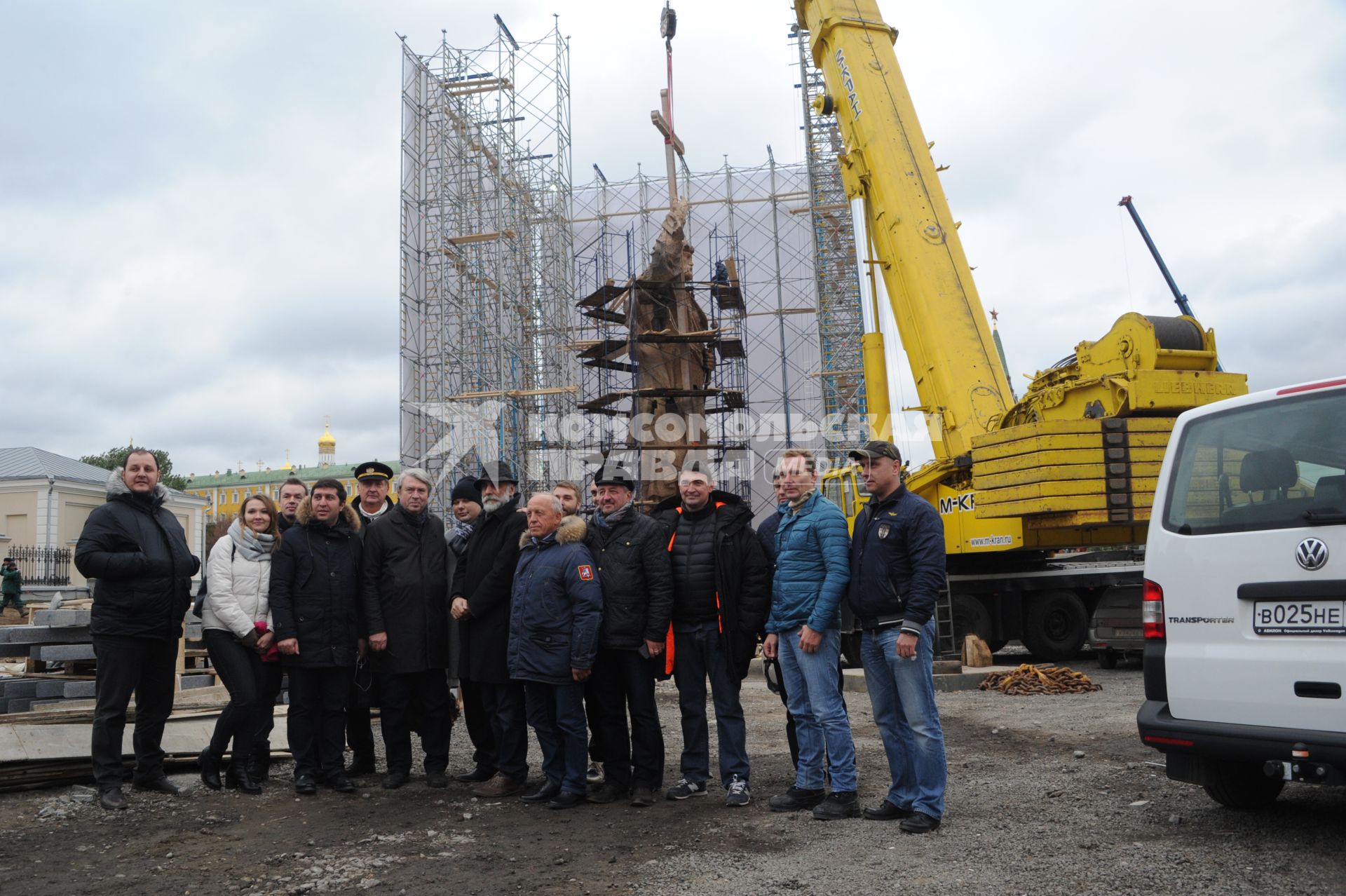 Москва. Автор памятника князю Владимиру скульптор Салават Щербаков (в центре) во время установки монумента на Боровицкой площади.