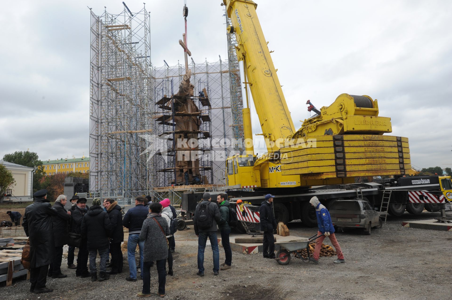 Москва. Установка креста на памятник князю Владимиру на Боровицкой площади.