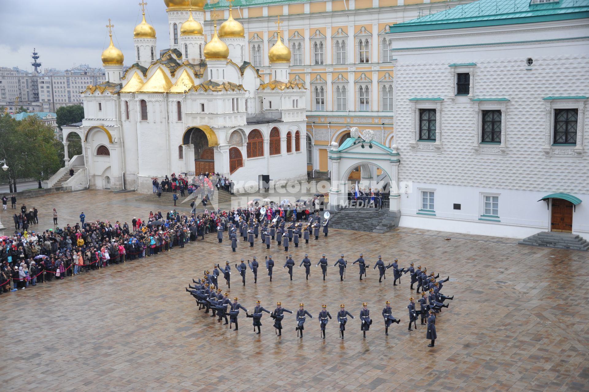 Москва. Последняя в 2016 году церемония развода конных и пеших караулов Президентского полка прошла на Соборной площади Московского Кремля.