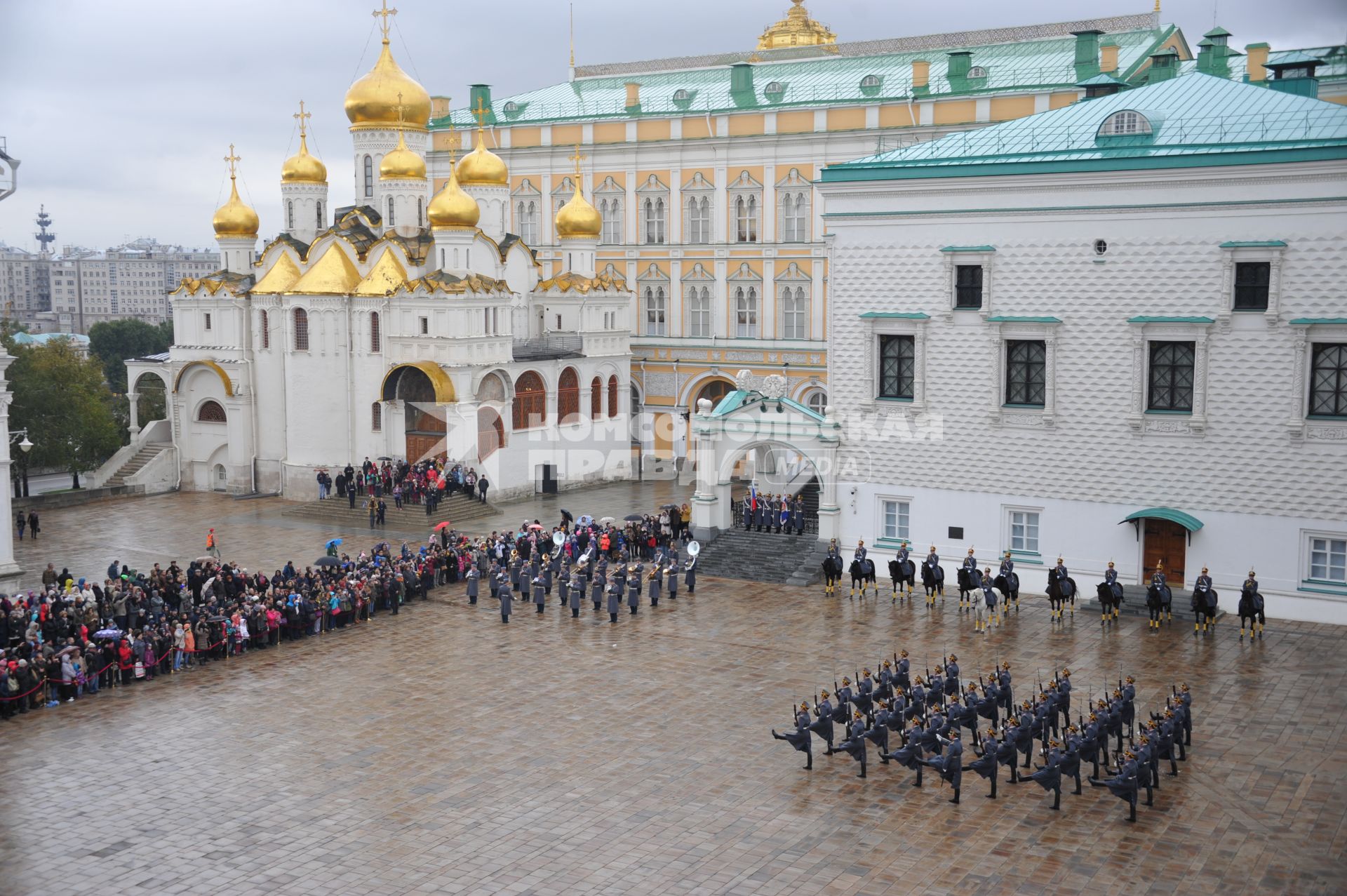 Москва. Последняя в 2016 году церемония развода конных и пеших караулов Президентского полка прошла на Соборной площади Московского Кремля.